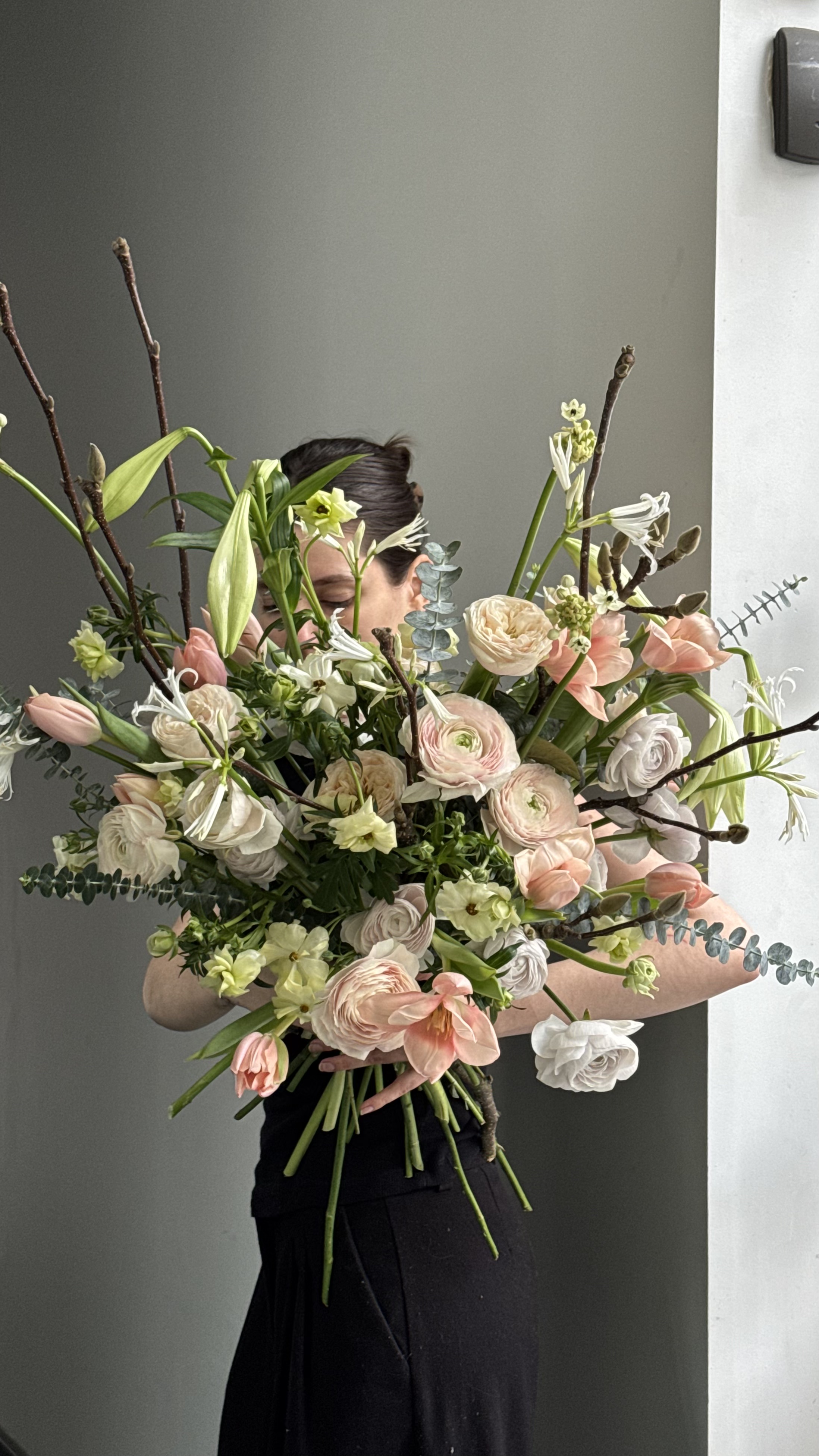 В преддверии 8 Марта цветочная студия Null подготовила специальные букеты (фото 9)