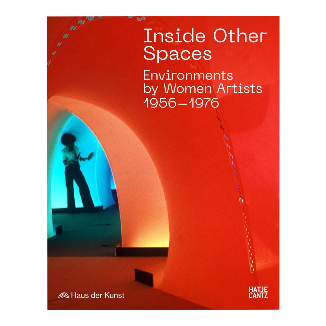 От Рэи Кавакубо до Надежды Добычиной: 8 книг о женщинах в моде и искусстве от магазина Музея «Гараж» (фото 7)
