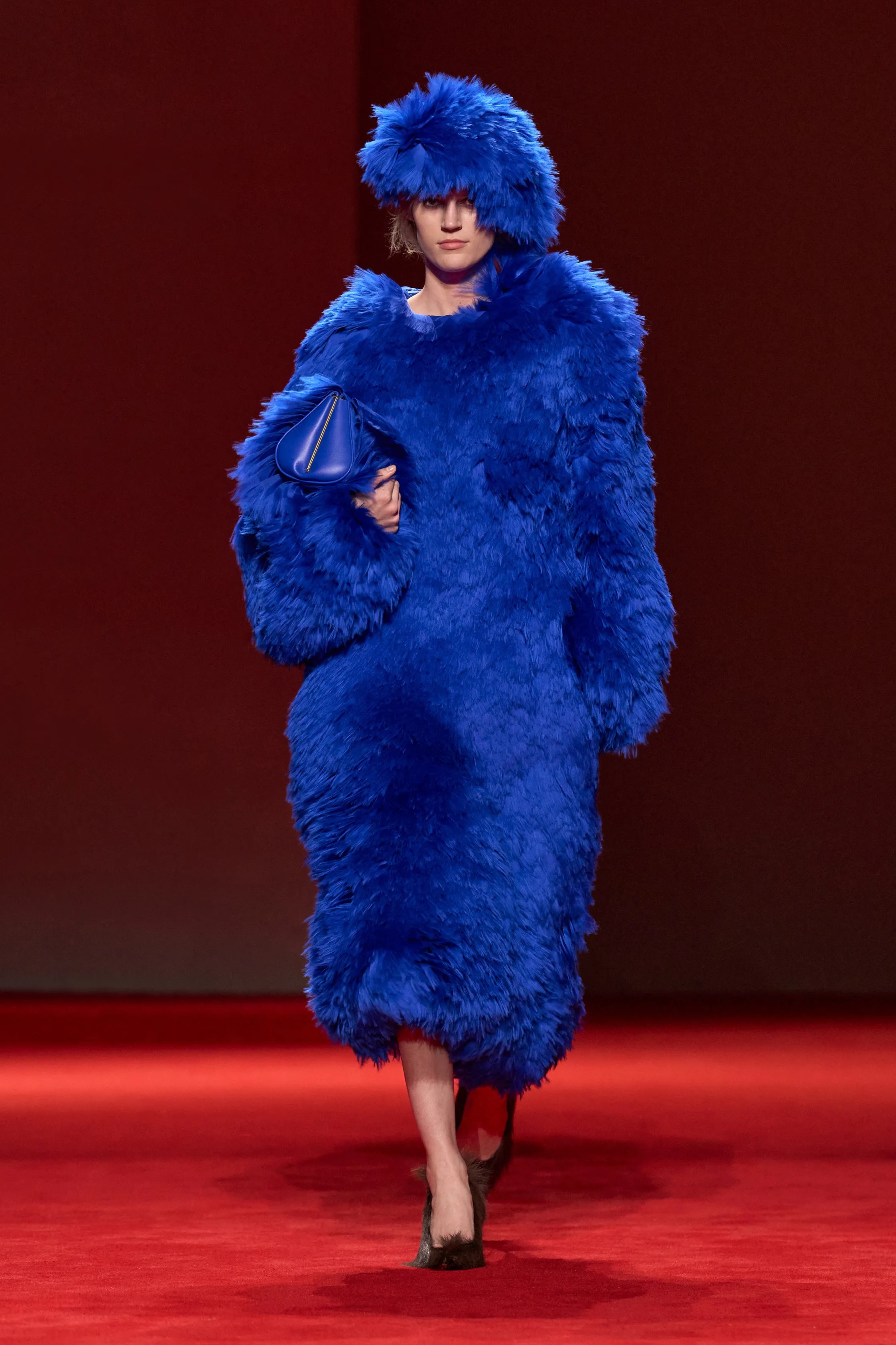 Небрежность и жидкие драгметаллы: Неделя моды в Милане осень-зима 2026 в макро- и микротрендах (фото 46)