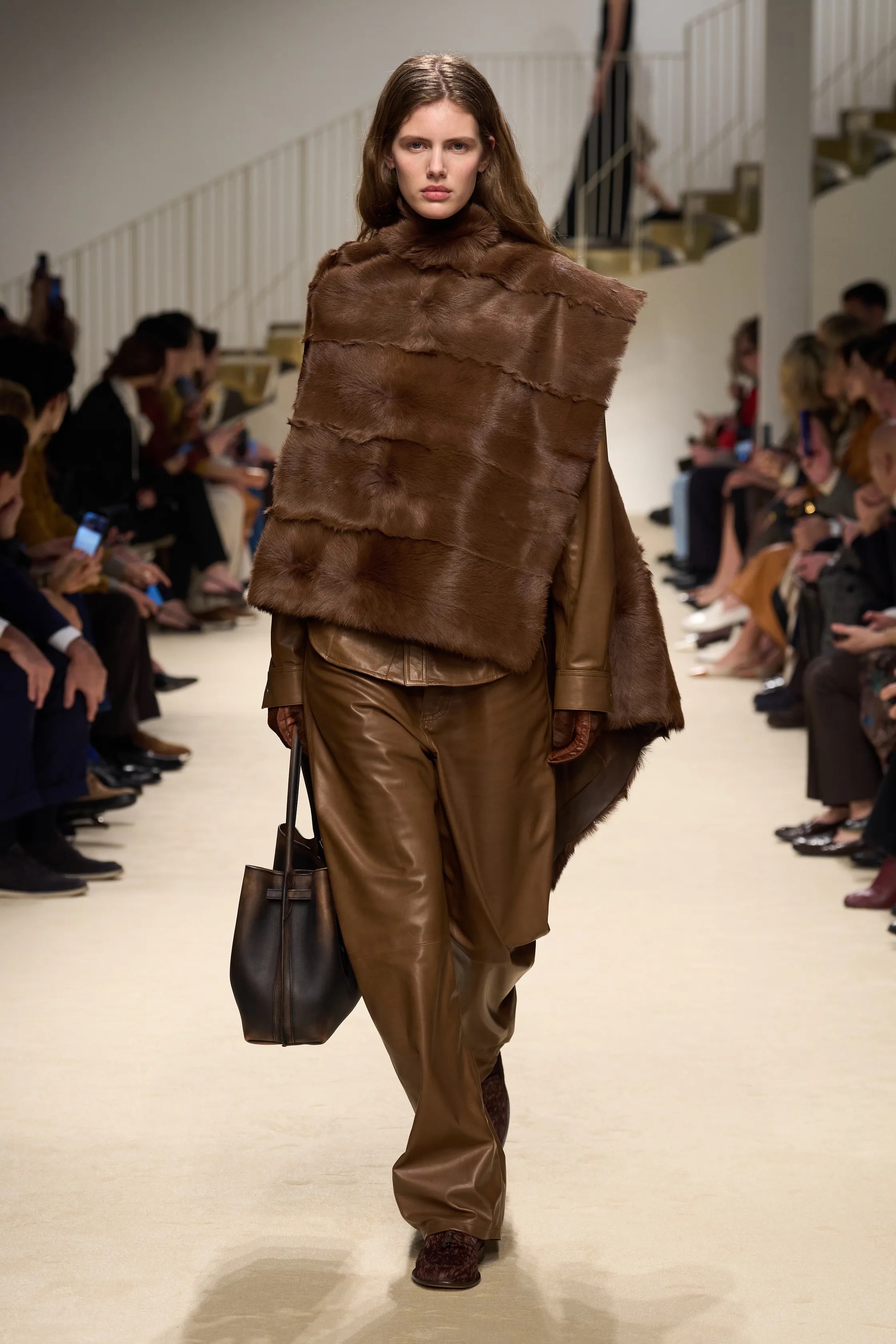 Небрежность и жидкие драгметаллы: Неделя моды в Милане осень-зима 2026 в макро- и микротрендах (фото 45)