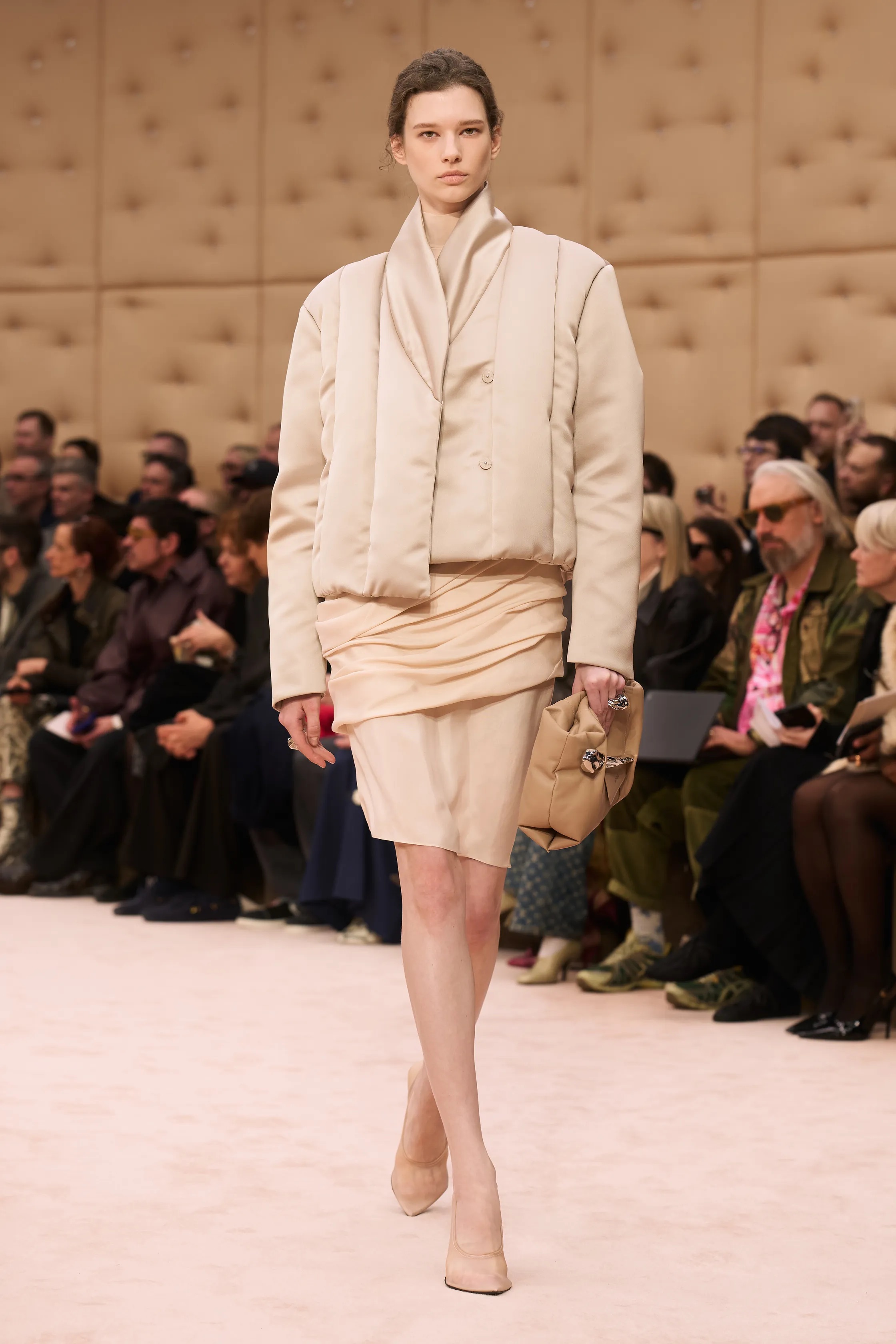 Небрежность и жидкие драгметаллы: Неделя моды в Милане осень-зима 2026 в макро- и микротрендах (фото 48)