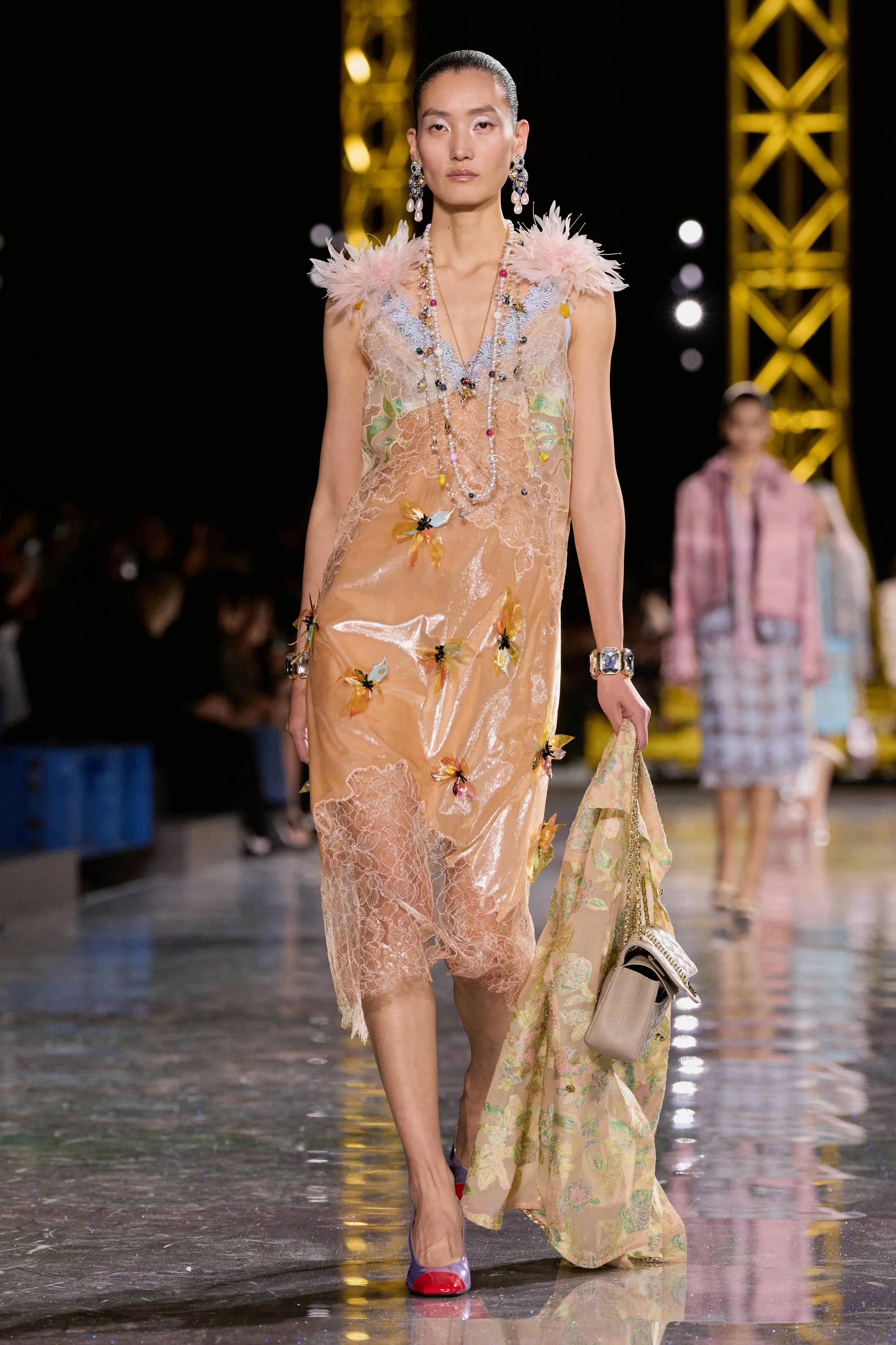 Жакет с акцентом на талии и одеяла вместо пальто. Тренды Недели моды в Париже осень-зима 2026 (фото 11)