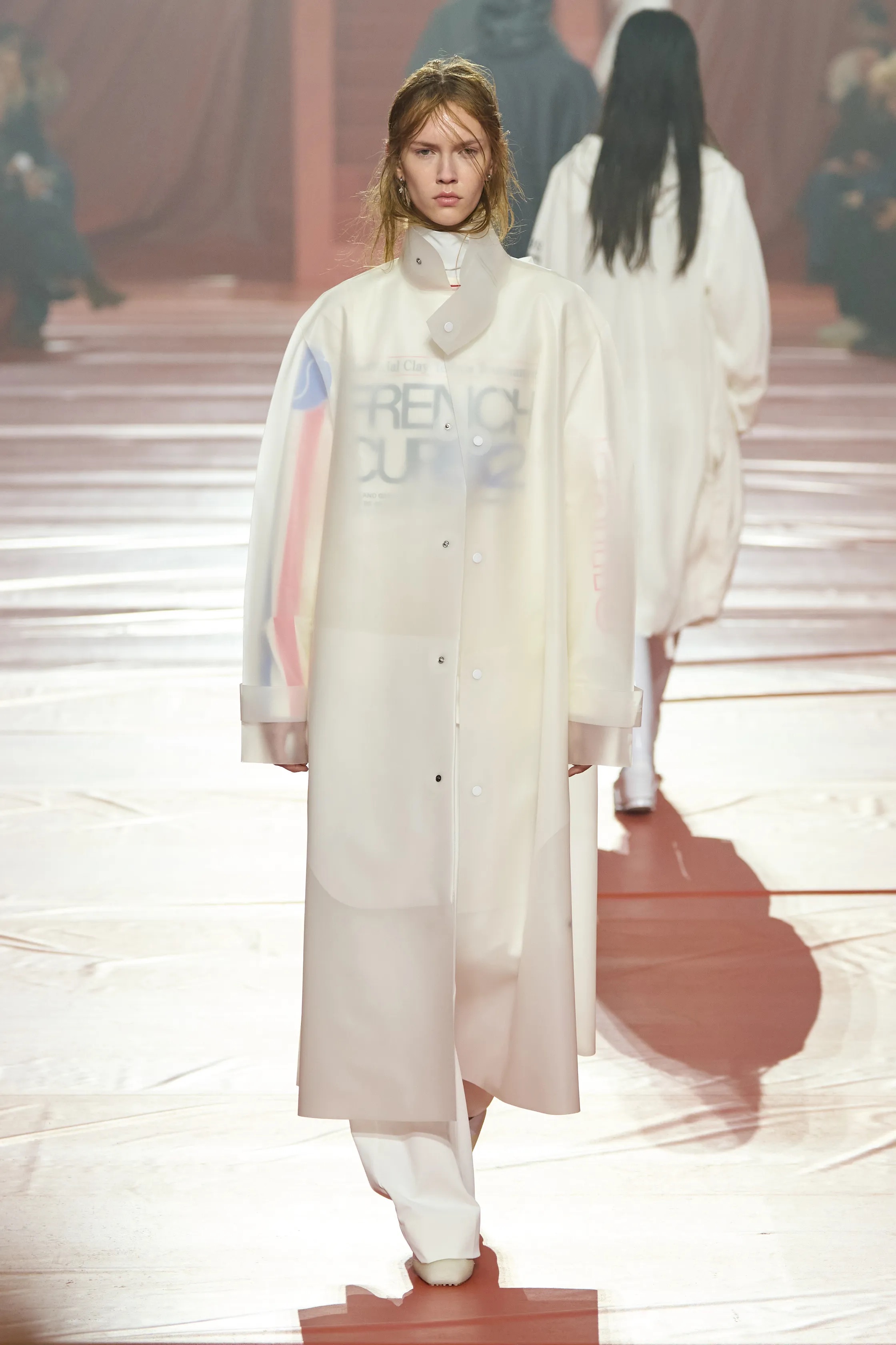 Жакет с акцентом на талии и одеяла вместо пальто. Тренды Недели моды в Париже осень-зима 2026 (фото 16)