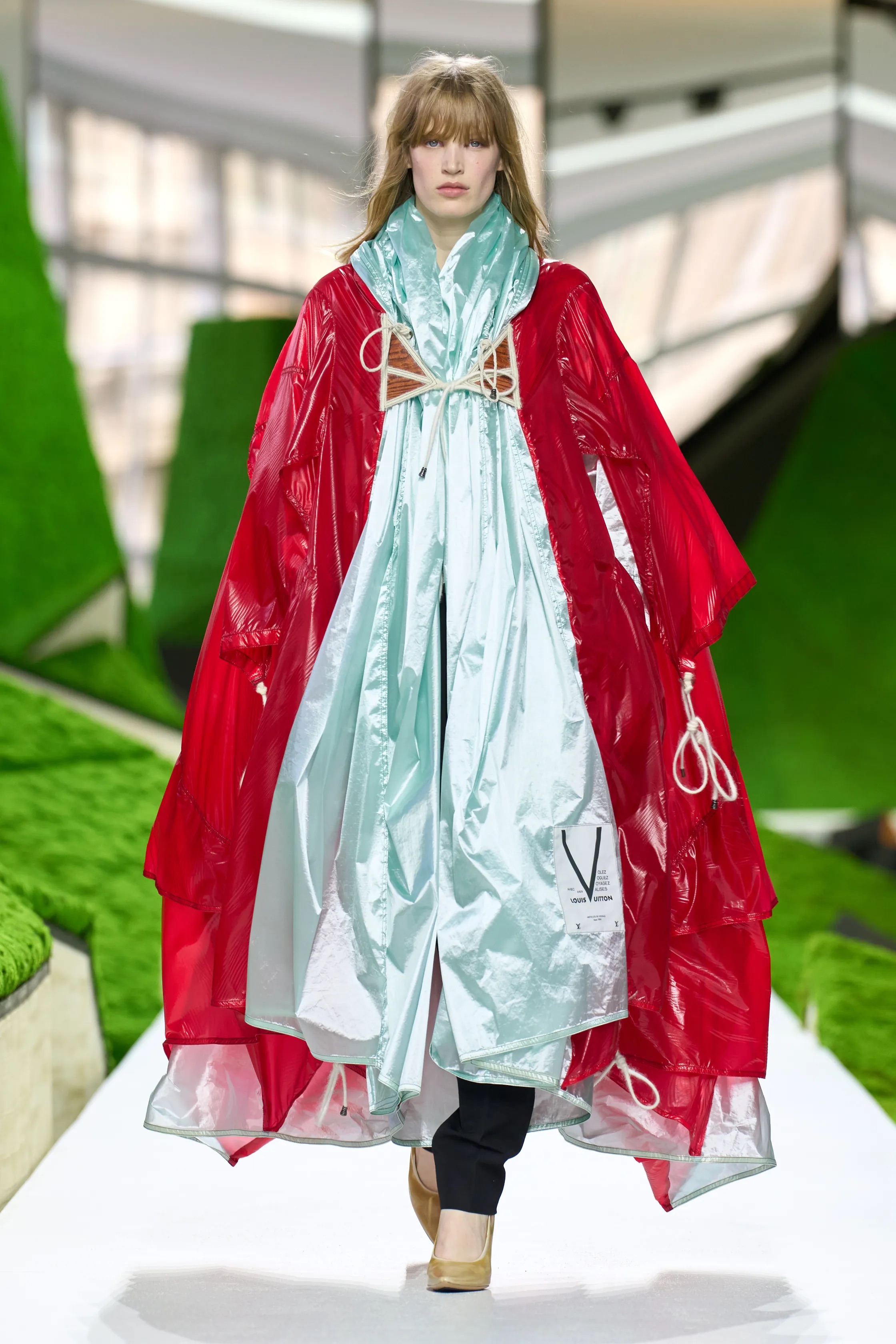 Жакет с акцентом на талии и одеяла вместо пальто. Тренды Недели моды в Париже осень-зима 2026 (фото 10)