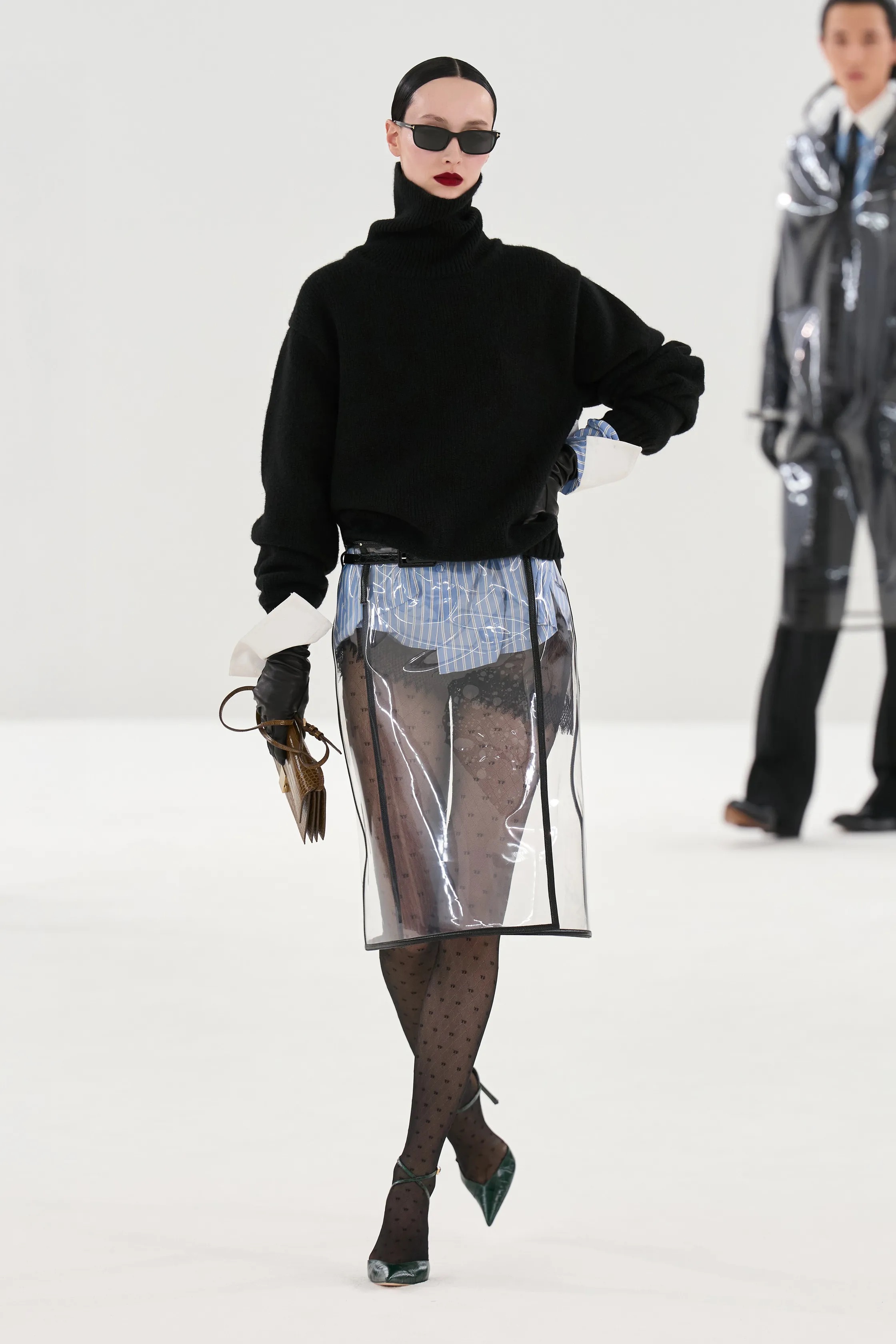 Жакет с акцентом на талии и одеяла вместо пальто. Тренды Недели моды в Париже осень-зима 2026 (фото 15)
