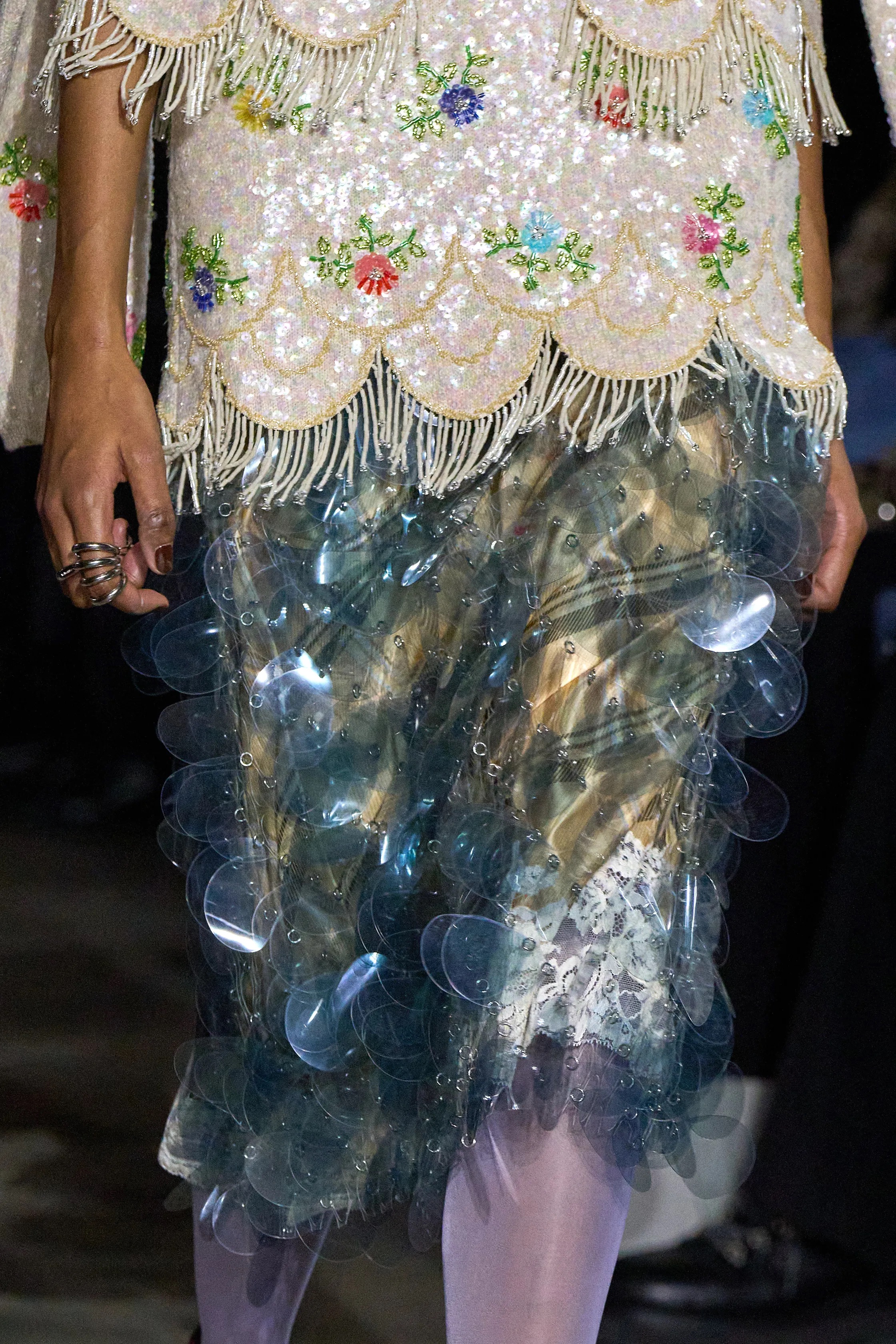 Жакет с акцентом на талии и одеяла вместо пальто. Тренды Недели моды в Париже осень-зима 2026 (фото 13)