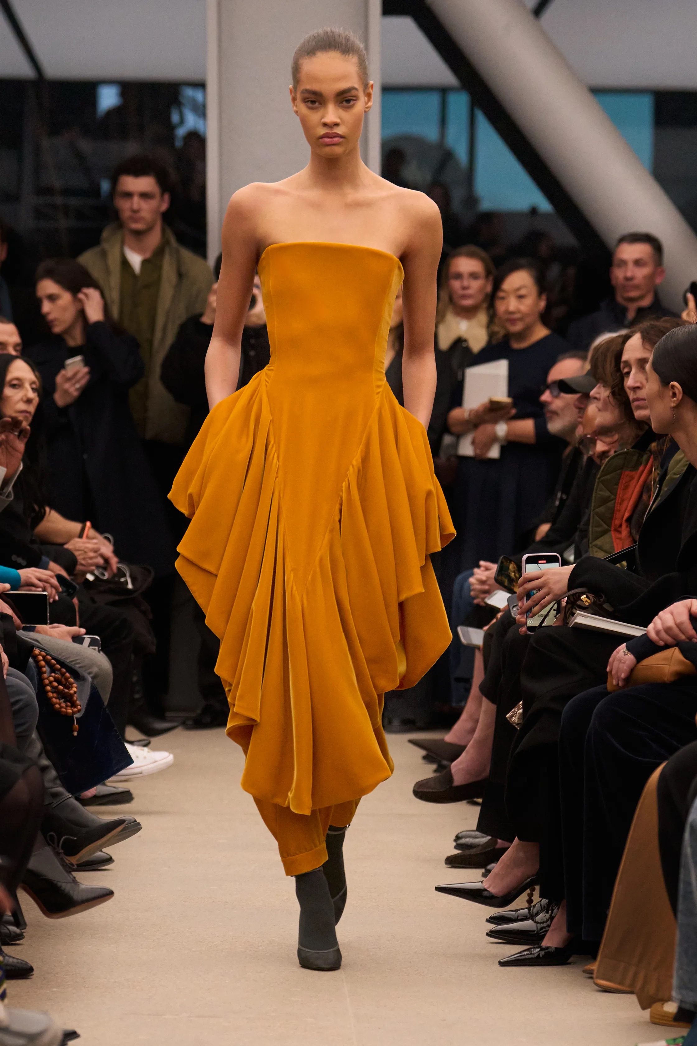 Жакет с акцентом на талии и одеяла вместо пальто. Тренды Недели моды в Париже осень-зима 2026 (фото 20)