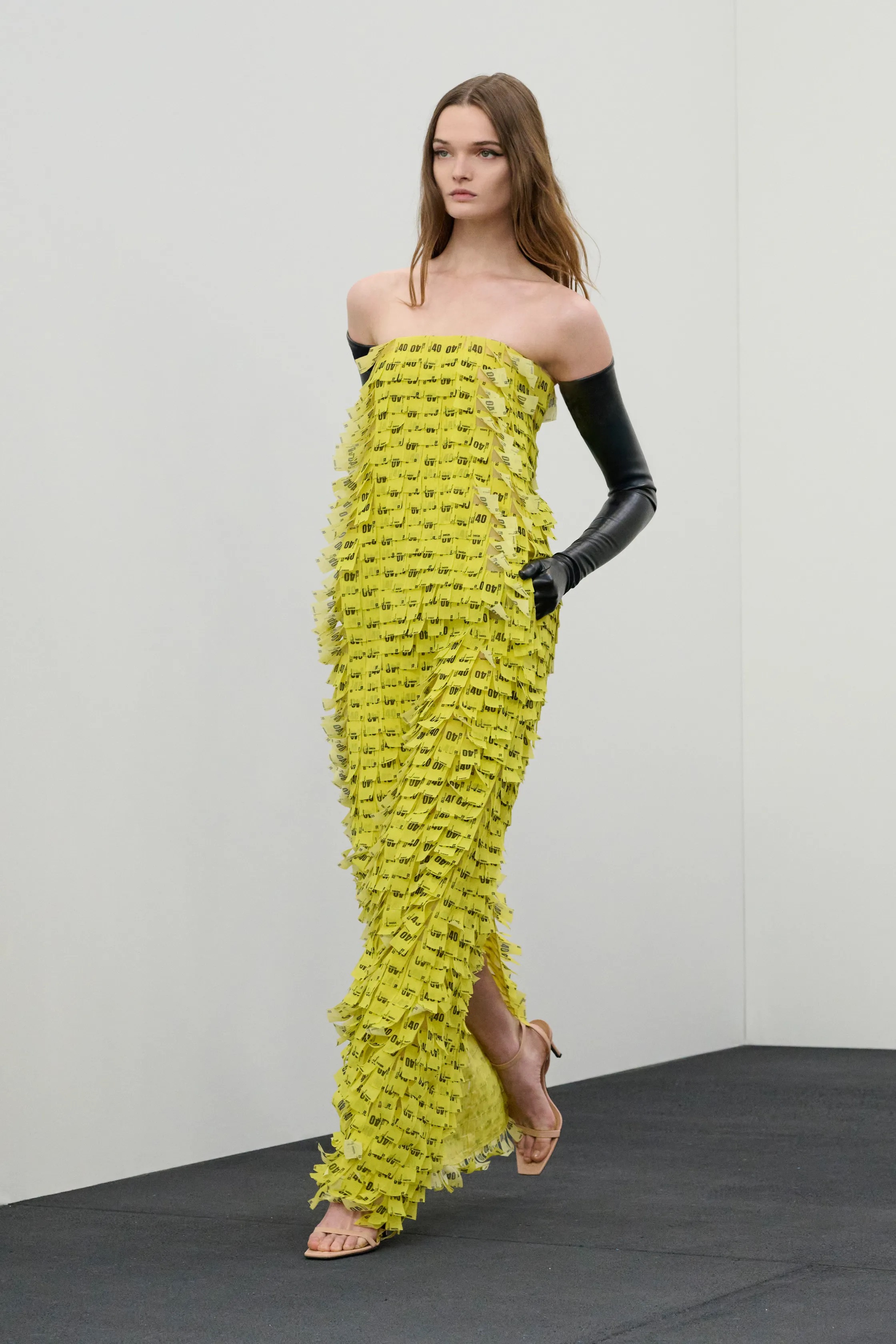 Жакет с акцентом на талии и одеяла вместо пальто. Тренды Недели моды в Париже осень-зима 2026 (фото 23)