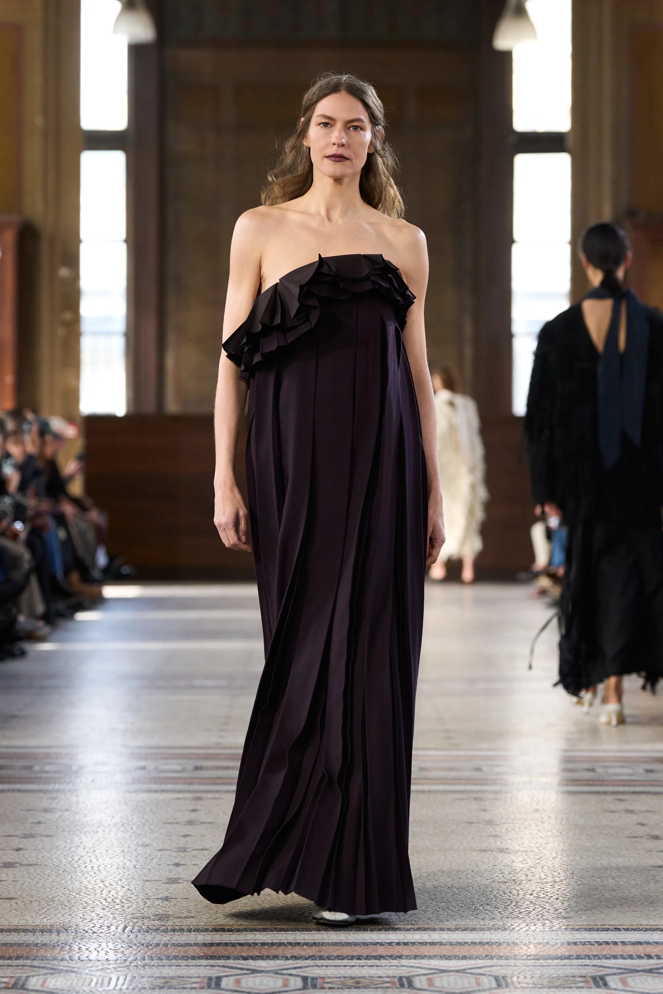 Жакет с акцентом на талии и одеяла вместо пальто. Тренды Недели моды в Париже осень-зима 2026 (фото 22)