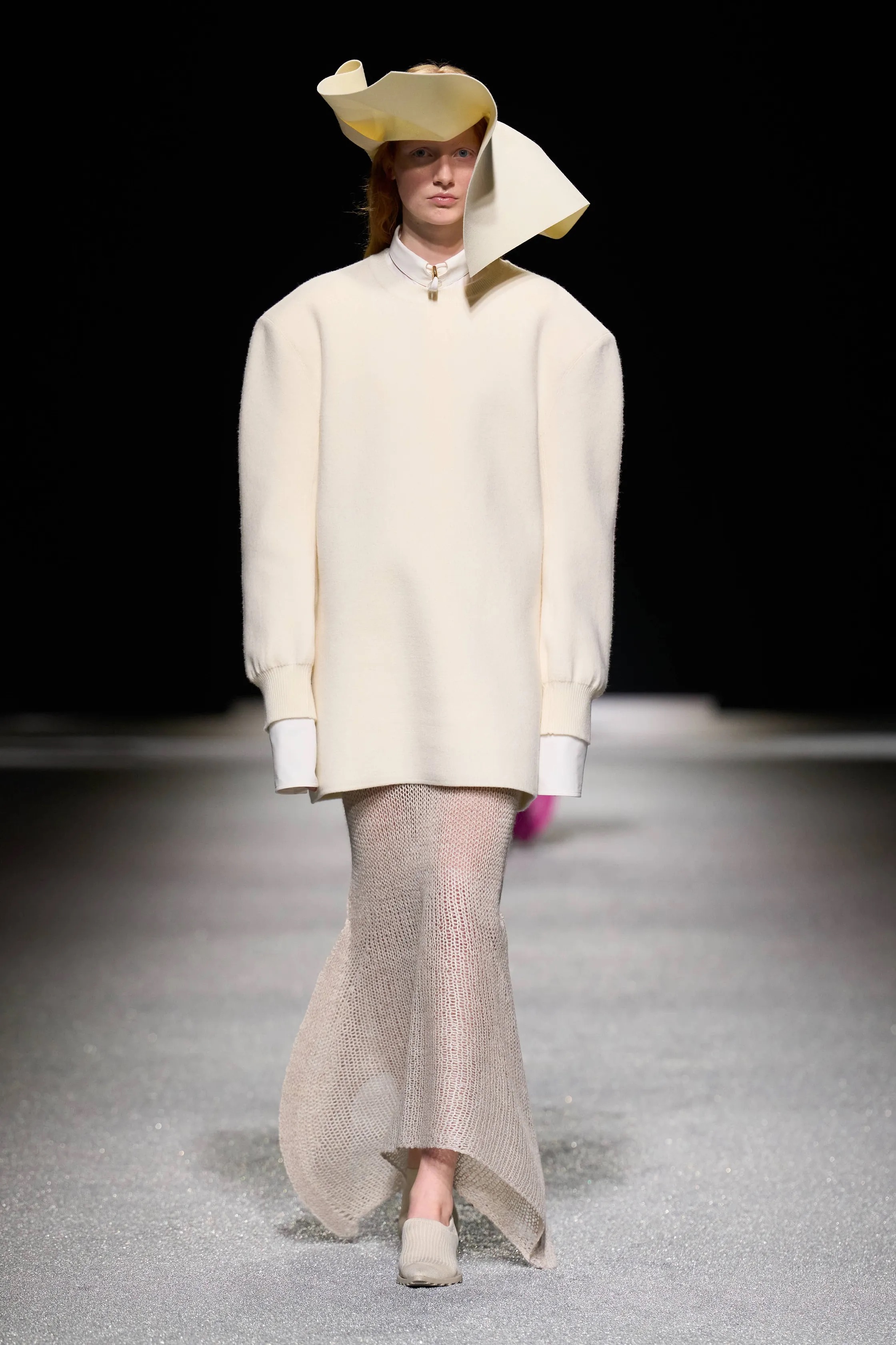 Жакет с акцентом на талии и одеяла вместо пальто. Тренды Недели моды в Париже осень-зима 2026 (фото 35)