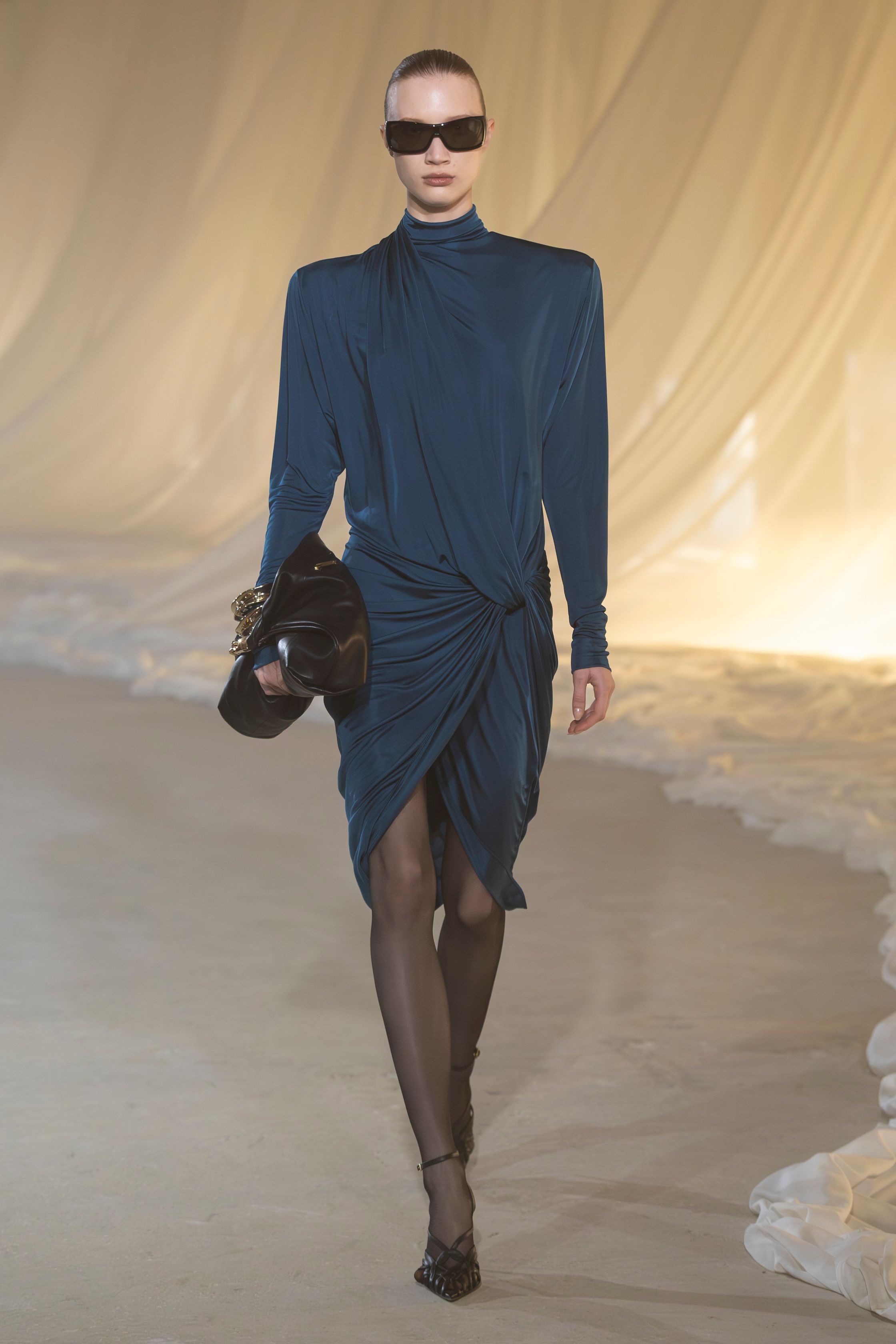 Жакет с акцентом на талии и одеяла вместо пальто. Тренды Недели моды в Париже осень-зима 2026 (фото 31)