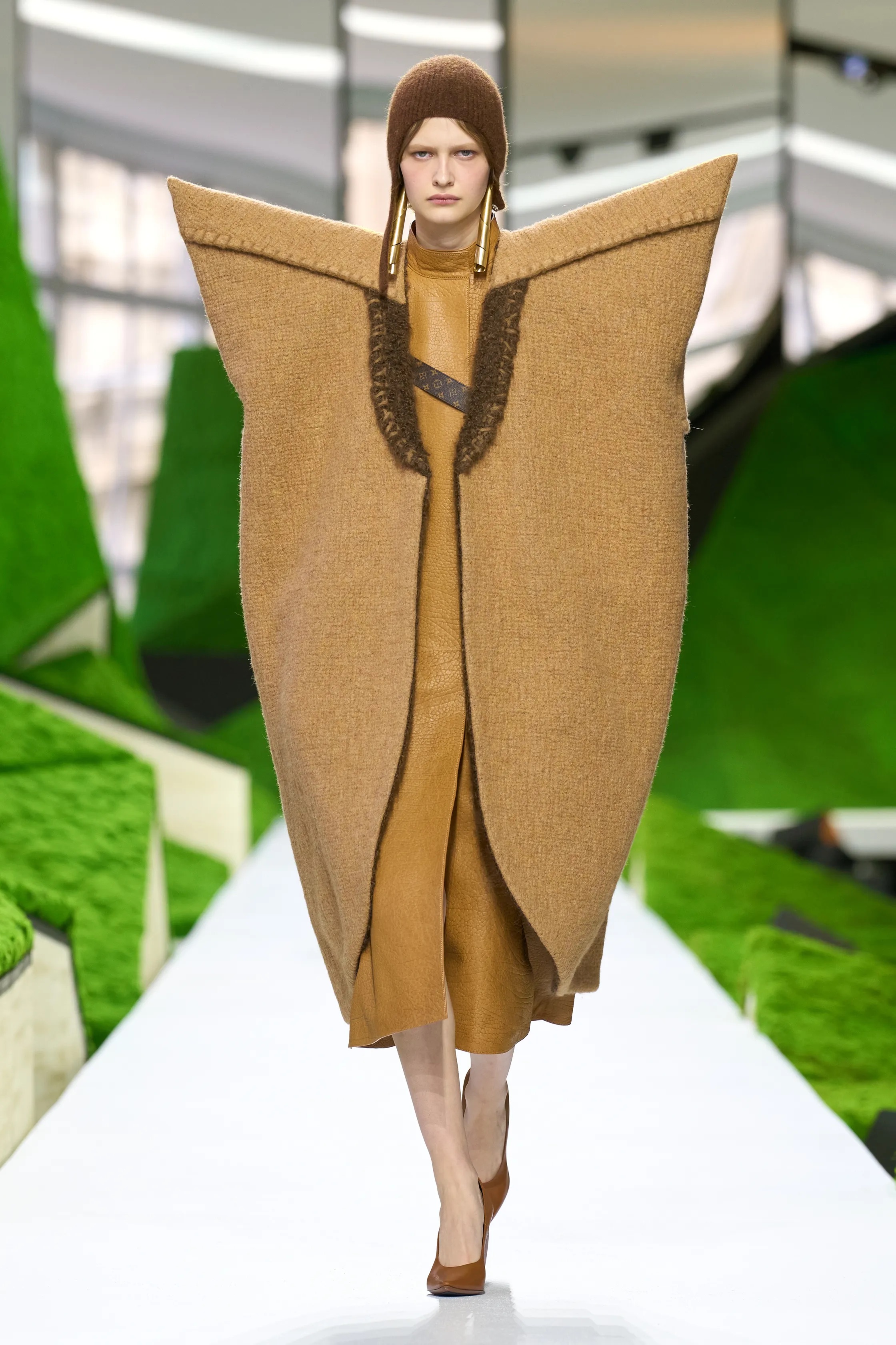 Жакет с акцентом на талии и одеяла вместо пальто. Тренды Недели моды в Париже осень-зима 2026 (фото 27)