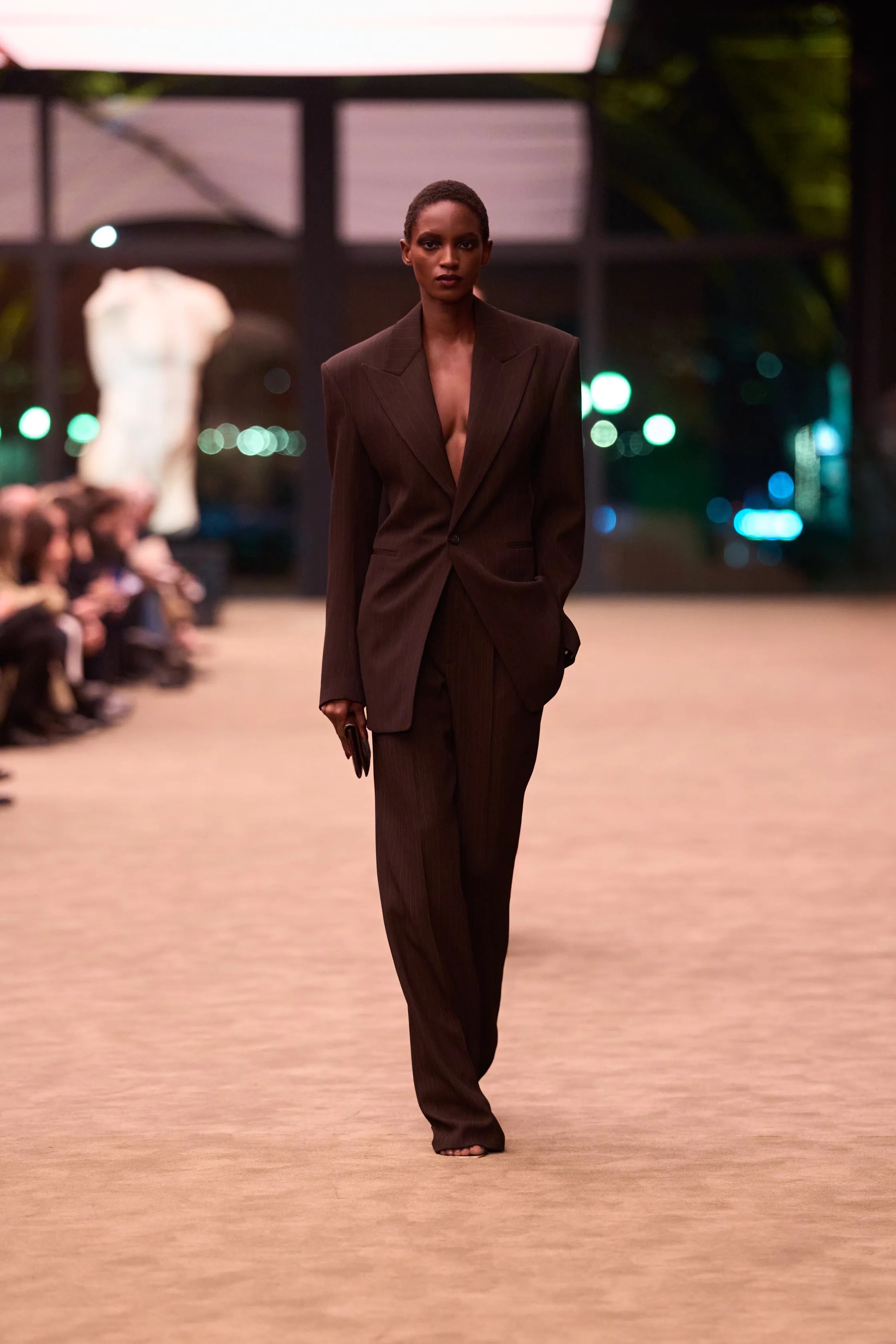 Жакет с акцентом на талии и одеяла вместо пальто. Тренды Недели моды в Париже осень-зима 2026 (фото 34)