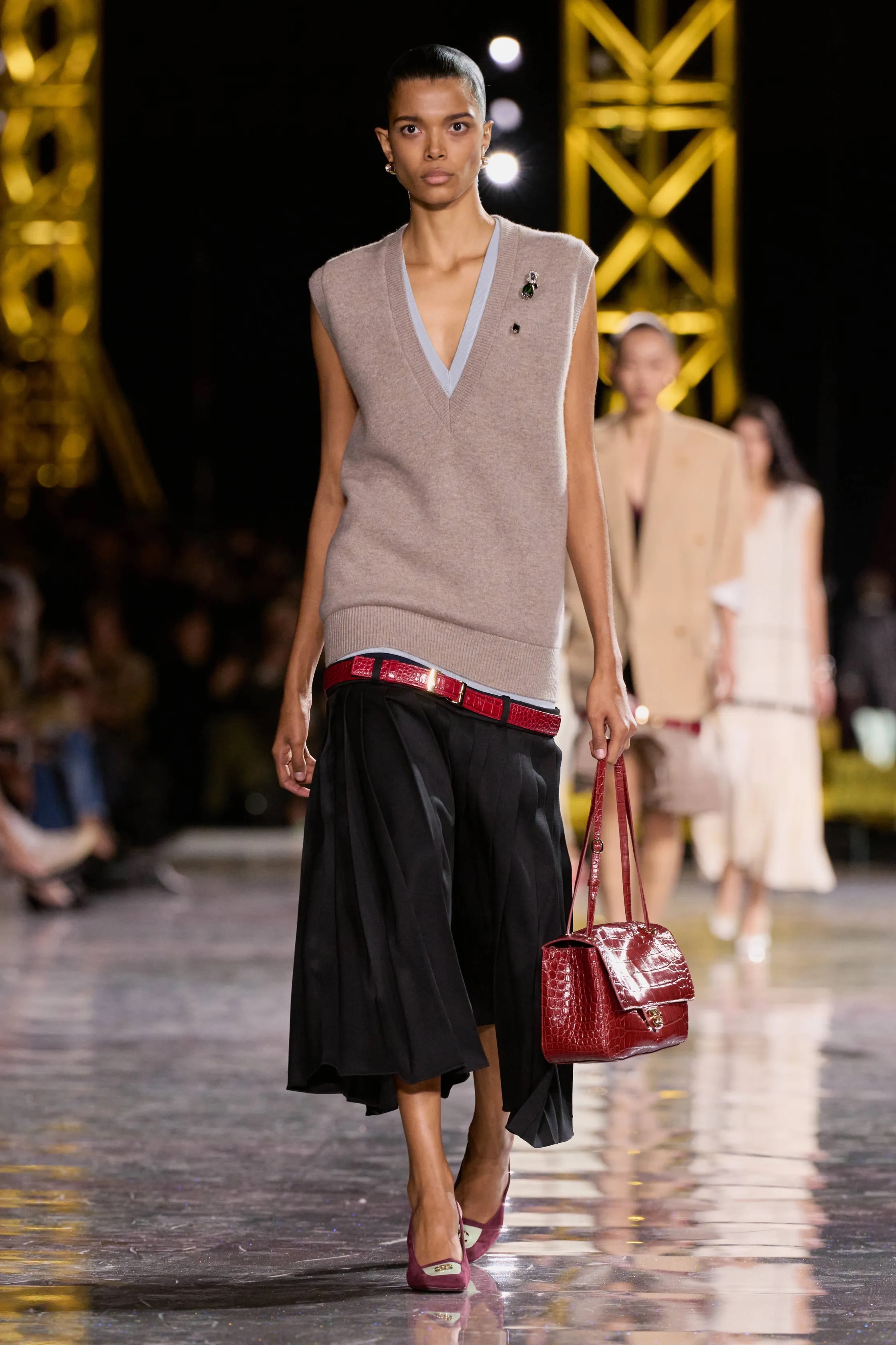 Жакет с акцентом на талии и одеяла вместо пальто. Тренды Недели моды в Париже осень-зима 2026 (фото 36)