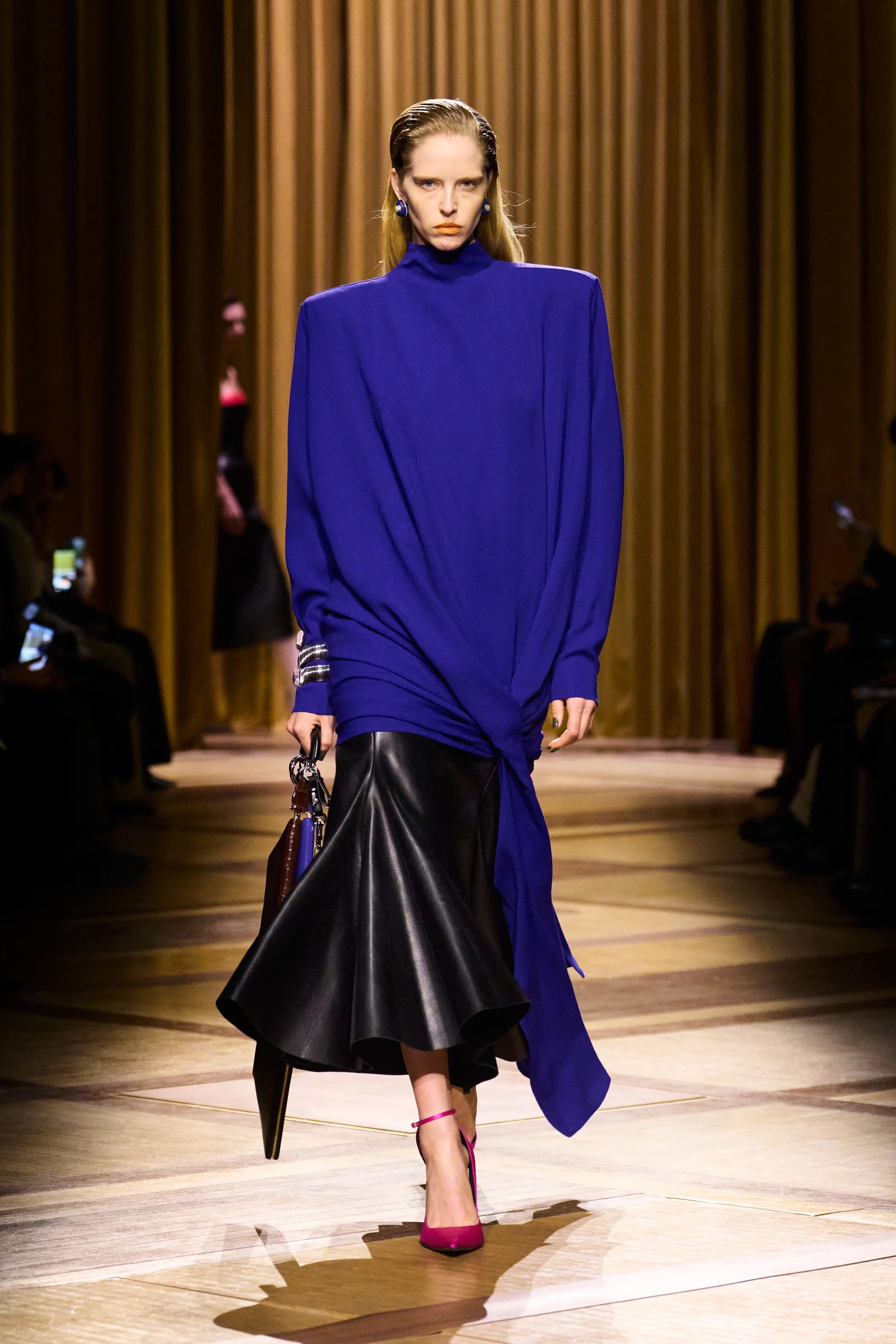 Жакет с акцентом на талии и одеяла вместо пальто. Тренды Недели моды в Париже осень-зима 2026 (фото 38)