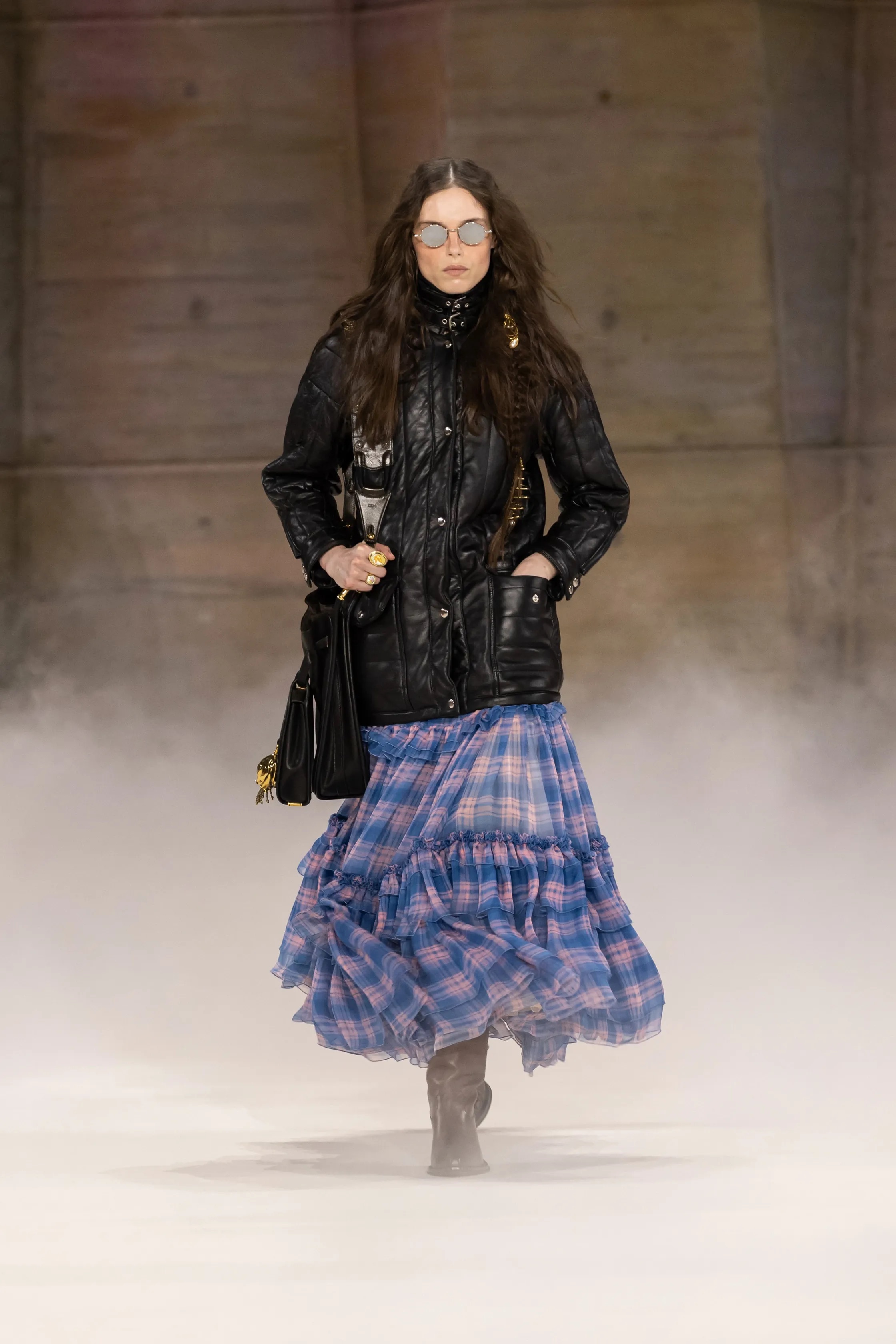 Жакет с акцентом на талии и одеяла вместо пальто. Тренды Недели моды в Париже осень-зима 2026 (фото 39)