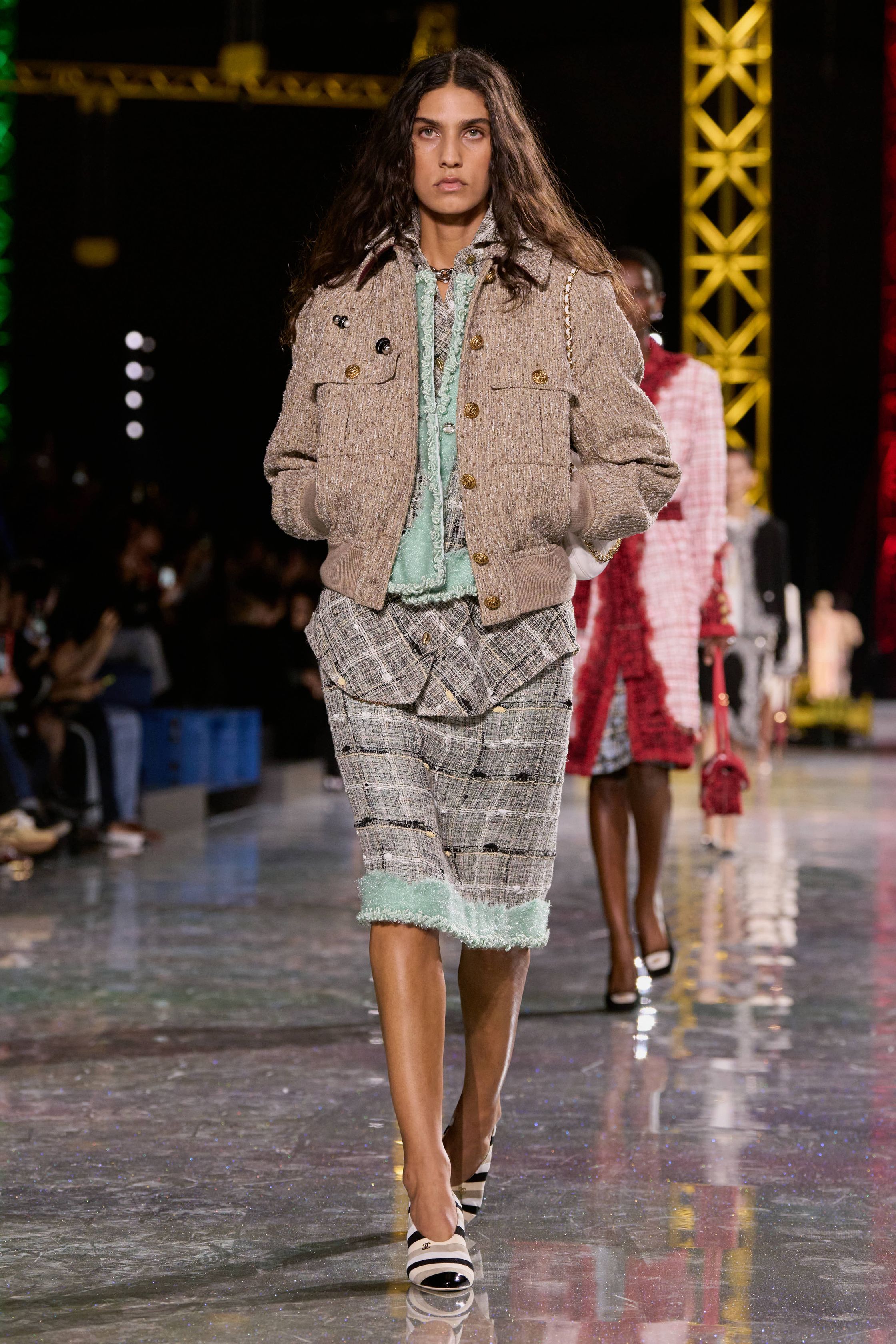 Жакет с акцентом на талии и одеяла вместо пальто. Тренды Недели моды в Париже осень-зима 2026 (фото 42)