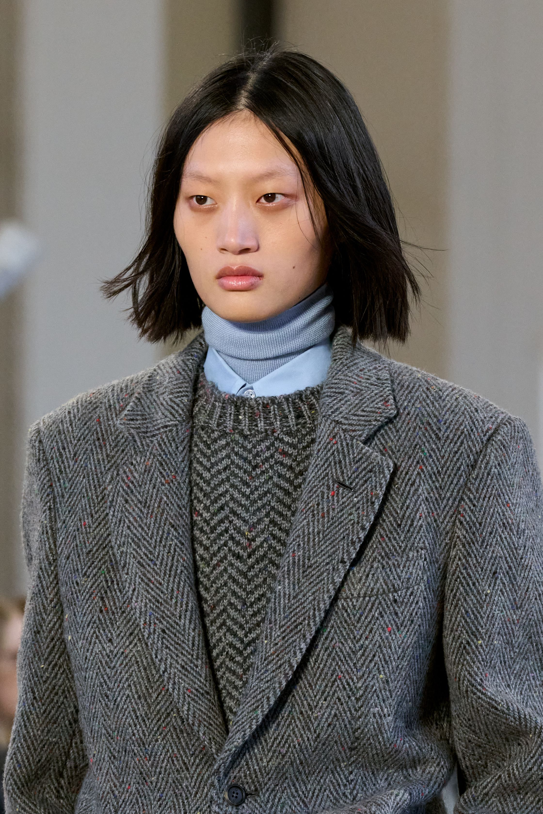 Жакет с акцентом на талии и одеяла вместо пальто. Тренды Недели моды в Париже осень-зима 2026 (фото 41)