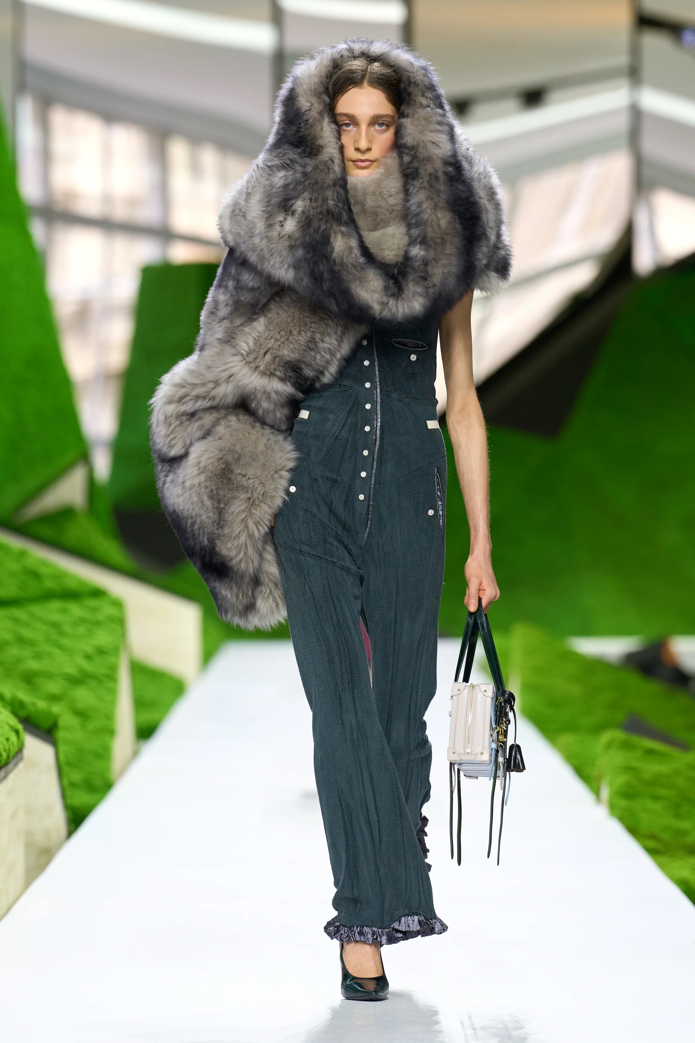 Жакет с акцентом на талии и одеяла вместо пальто. Тренды Недели моды в Париже осень-зима 2026 (фото 45)