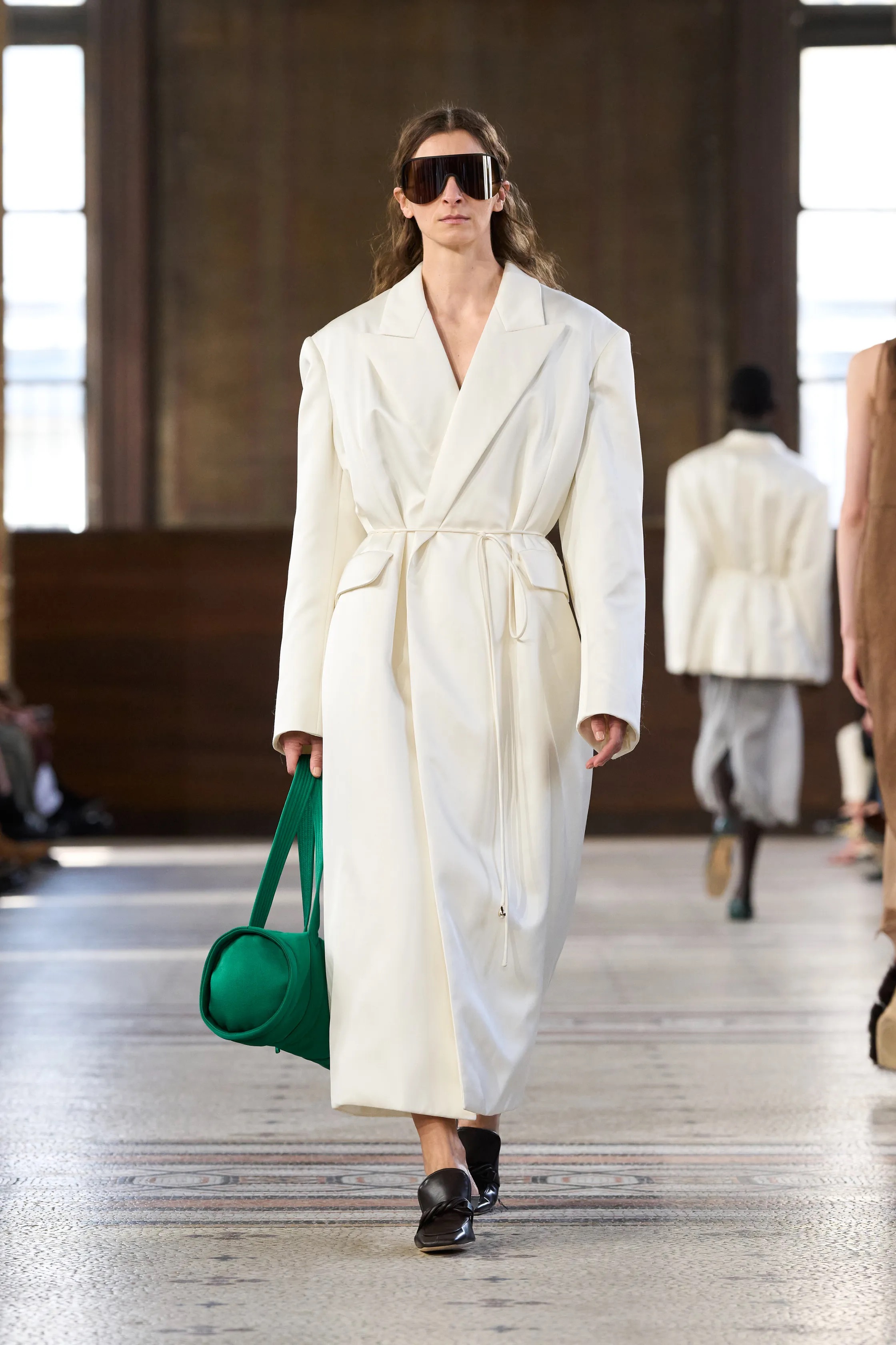 Жакет с акцентом на талии и одеяла вместо пальто. Тренды Недели моды в Париже осень-зима 2026 (фото 52)