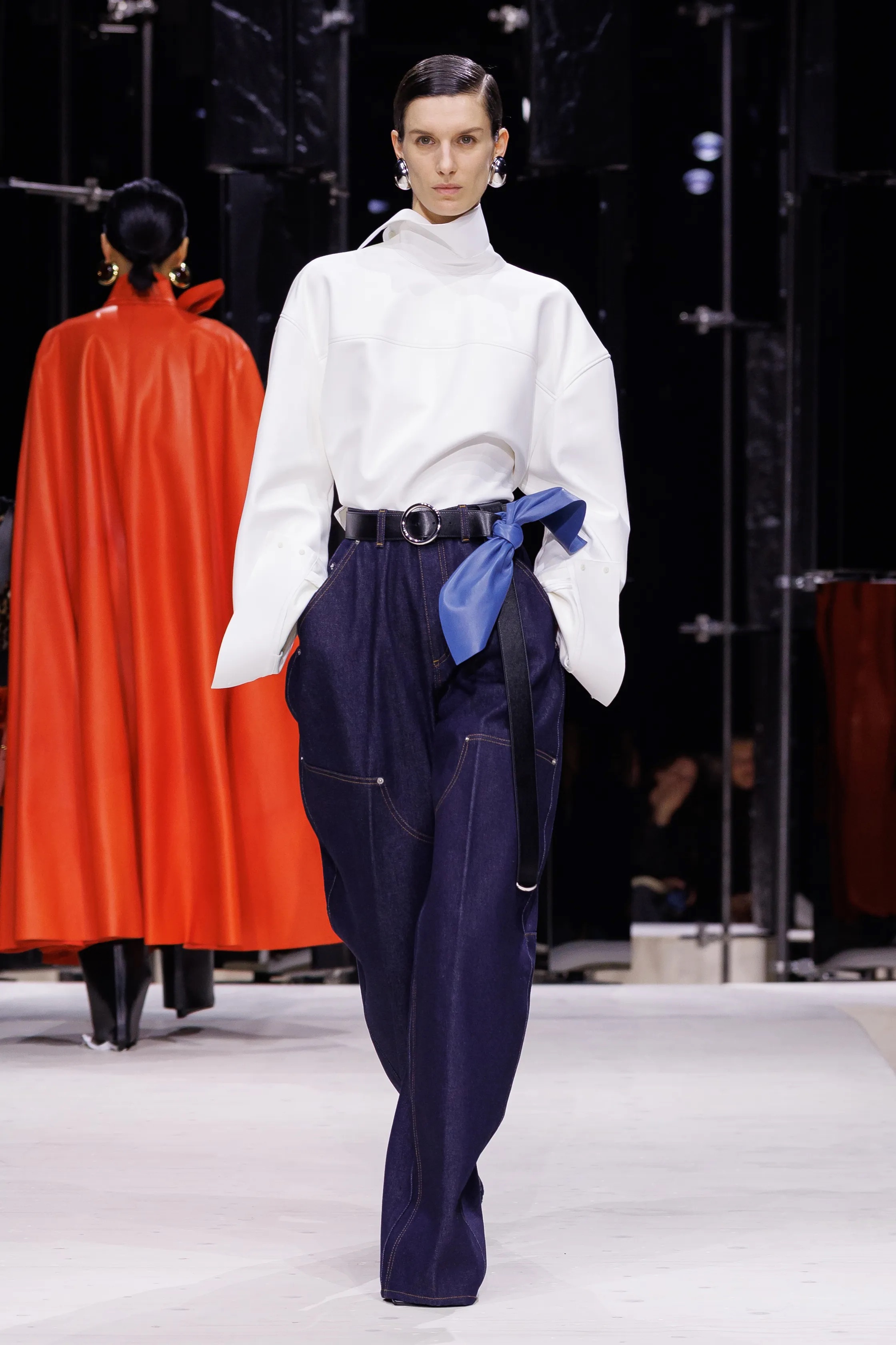 Жакет с акцентом на талии и одеяла вместо пальто. Тренды Недели моды в Париже осень-зима 2026 (фото 57)