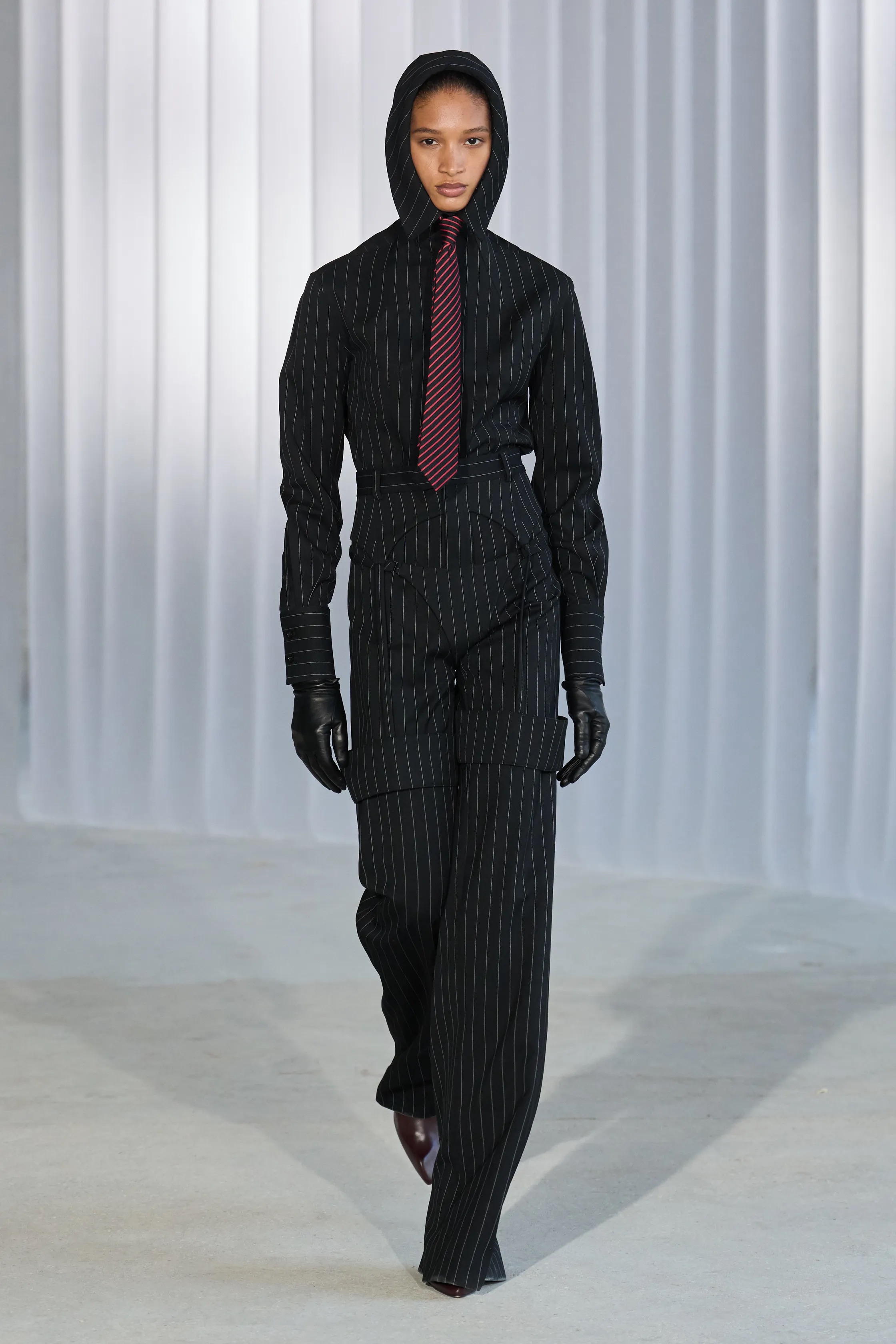 Жакет с акцентом на талии и одеяла вместо пальто. Тренды Недели моды в Париже осень-зима 2026 (фото 58)