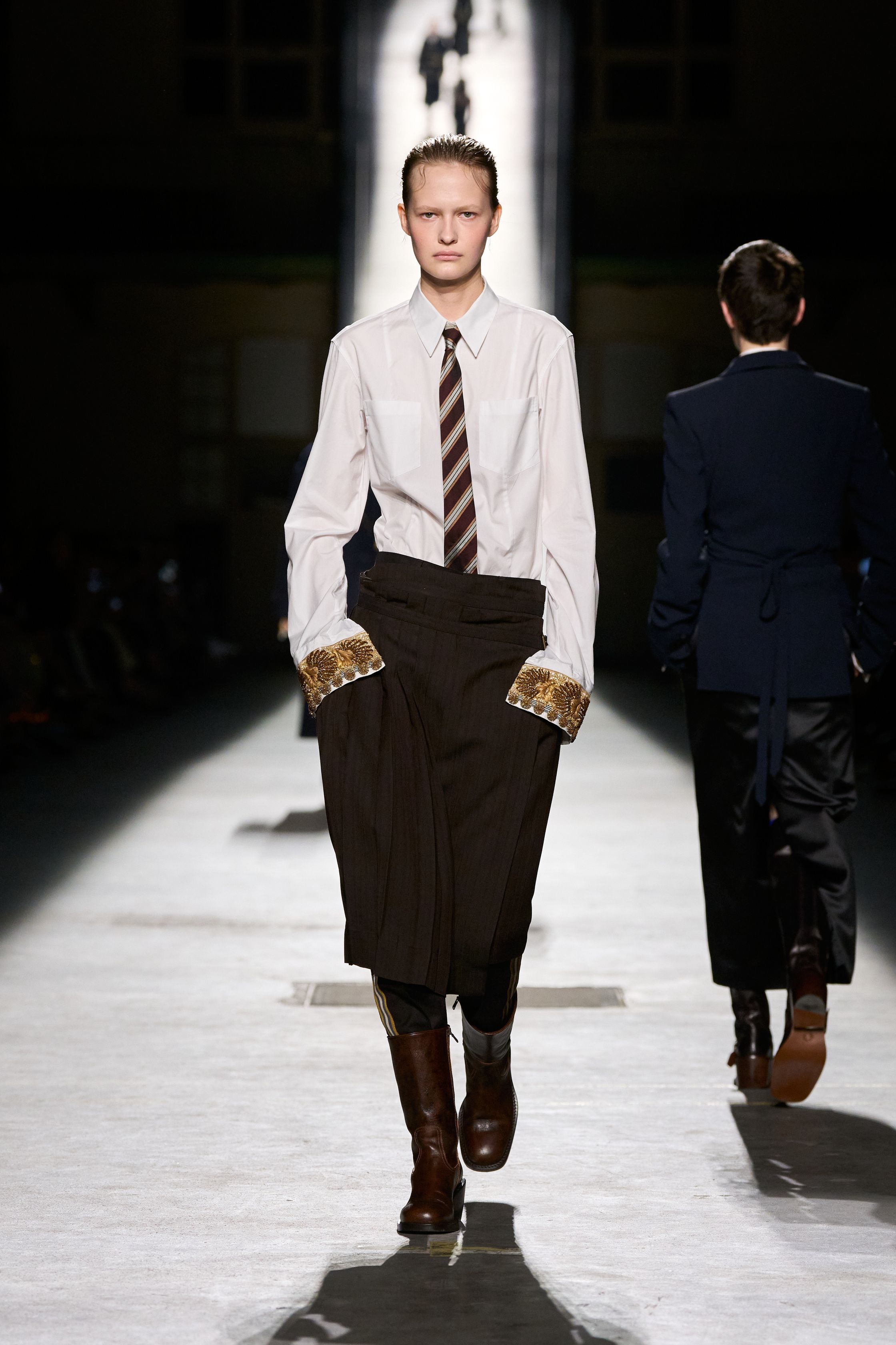 Жакет с акцентом на талии и одеяла вместо пальто. Тренды Недели моды в Париже осень-зима 2026 (фото 61)