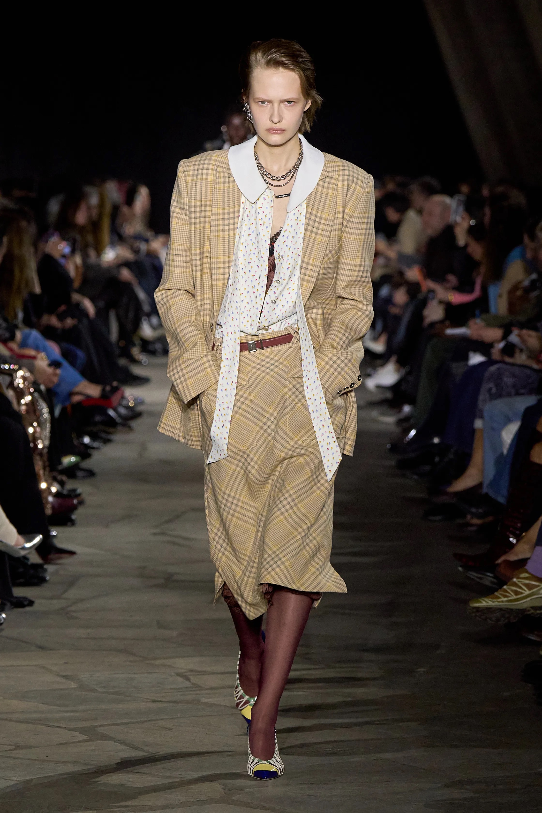 Жакет с акцентом на талии и одеяла вместо пальто. Тренды Недели моды в Париже осень-зима 2026 (фото 55)