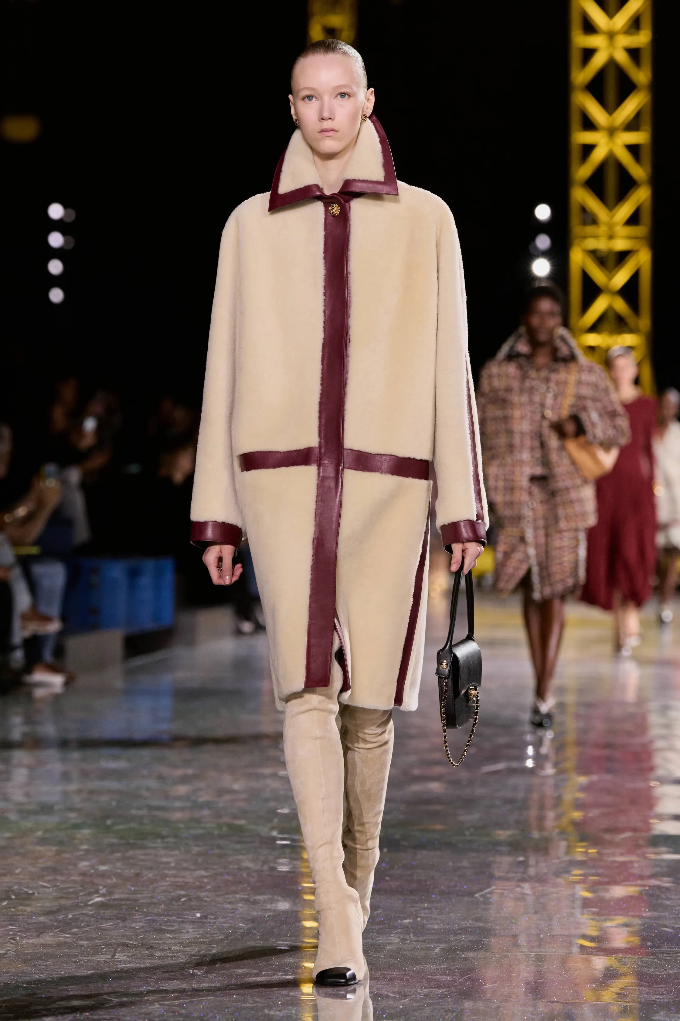 Жакет с акцентом на талии и одеяла вместо пальто. Тренды Недели моды в Париже осень-зима 2026 (фото 72)