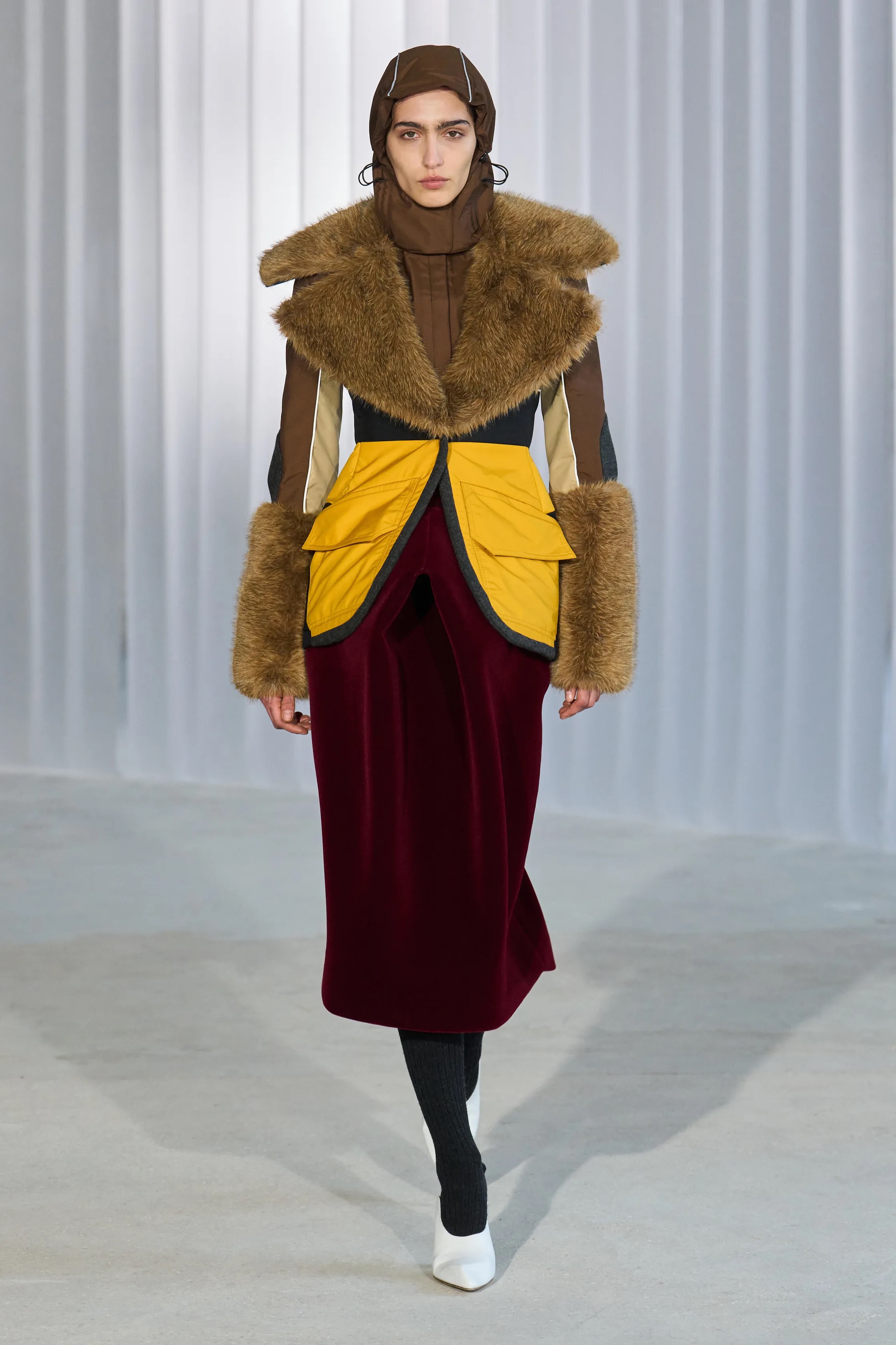 Жакет с акцентом на талии и одеяла вместо пальто. Тренды Недели моды в Париже осень-зима 2026 (фото 68)