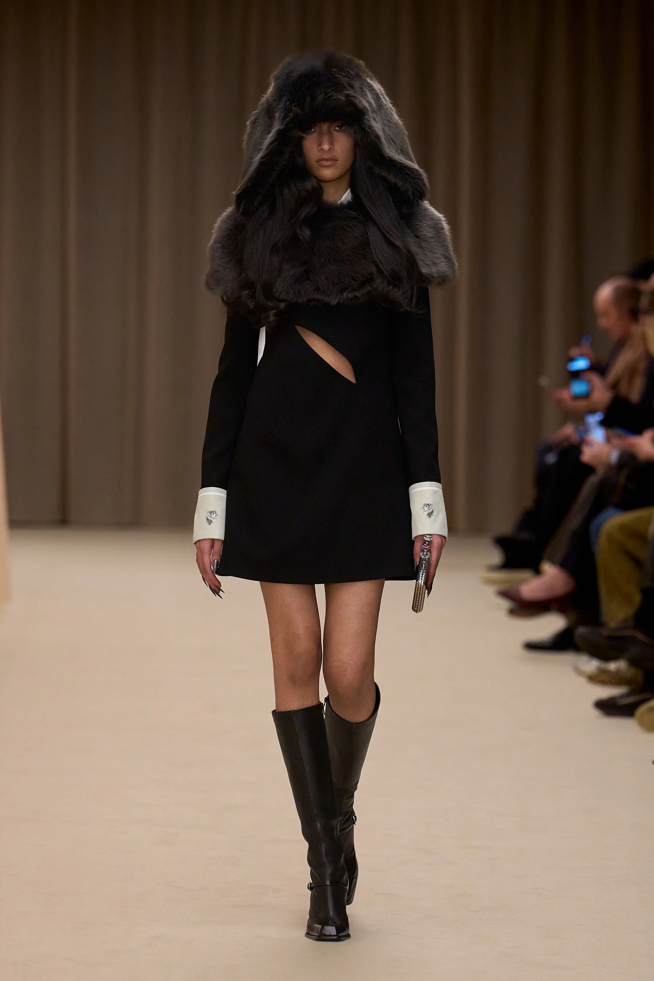 Жакет с акцентом на талии и одеяла вместо пальто. Тренды Недели моды в Париже осень-зима 2026 (фото 75)