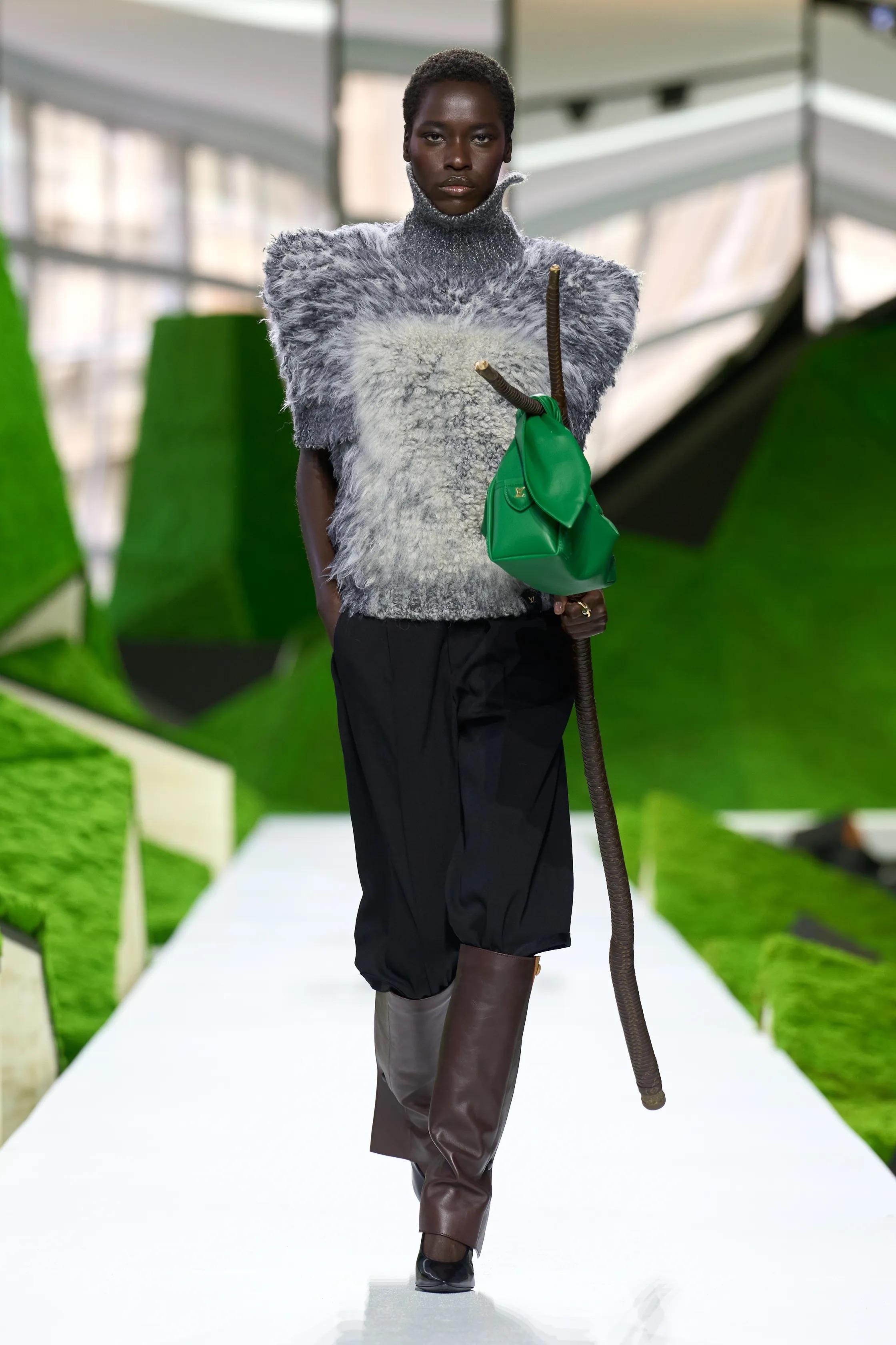 Жакет с акцентом на талии и одеяла вместо пальто. Тренды Недели моды в Париже осень-зима 2026 (фото 70)