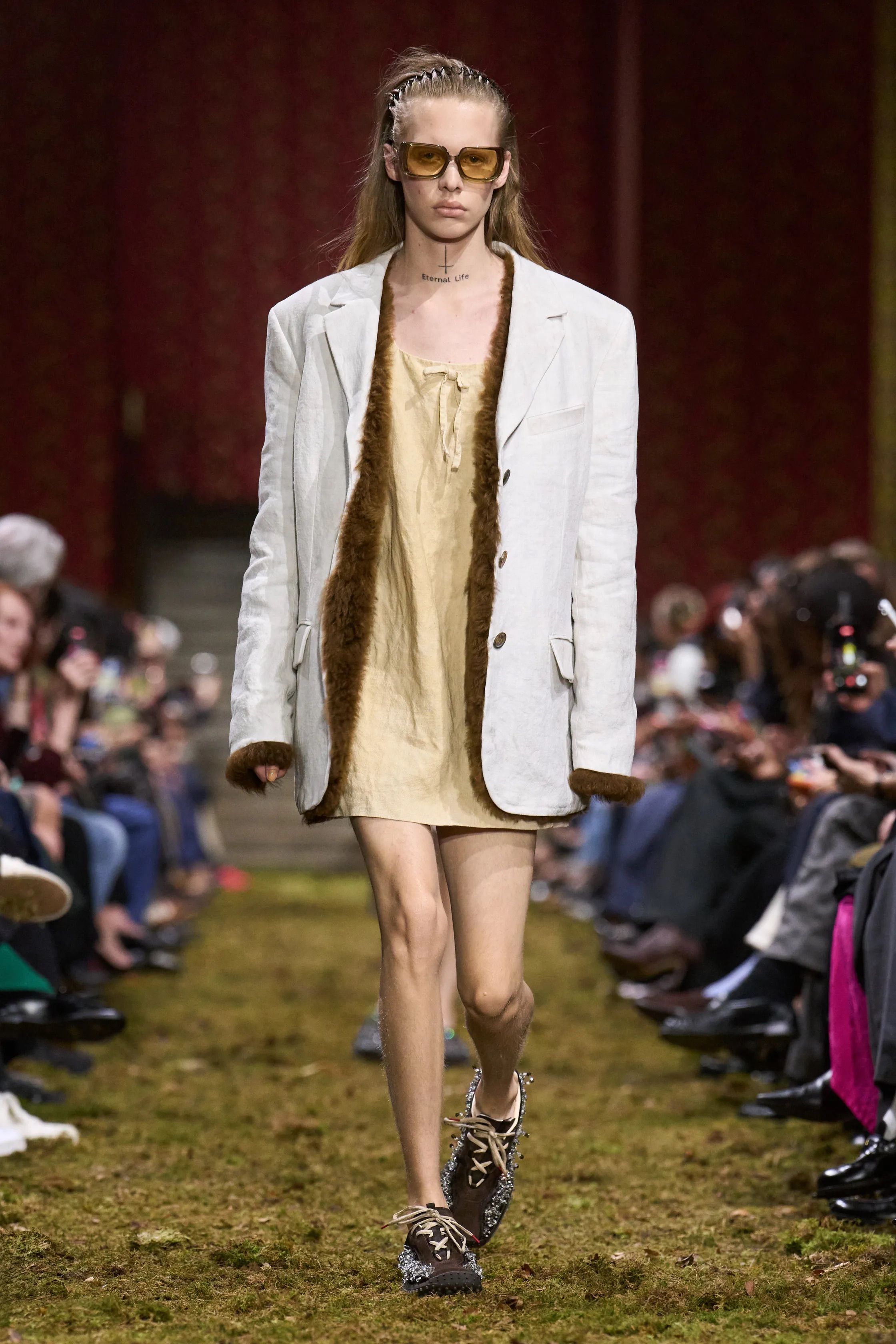 Жакет с акцентом на талии и одеяла вместо пальто. Тренды Недели моды в Париже осень-зима 2026 (фото 64)