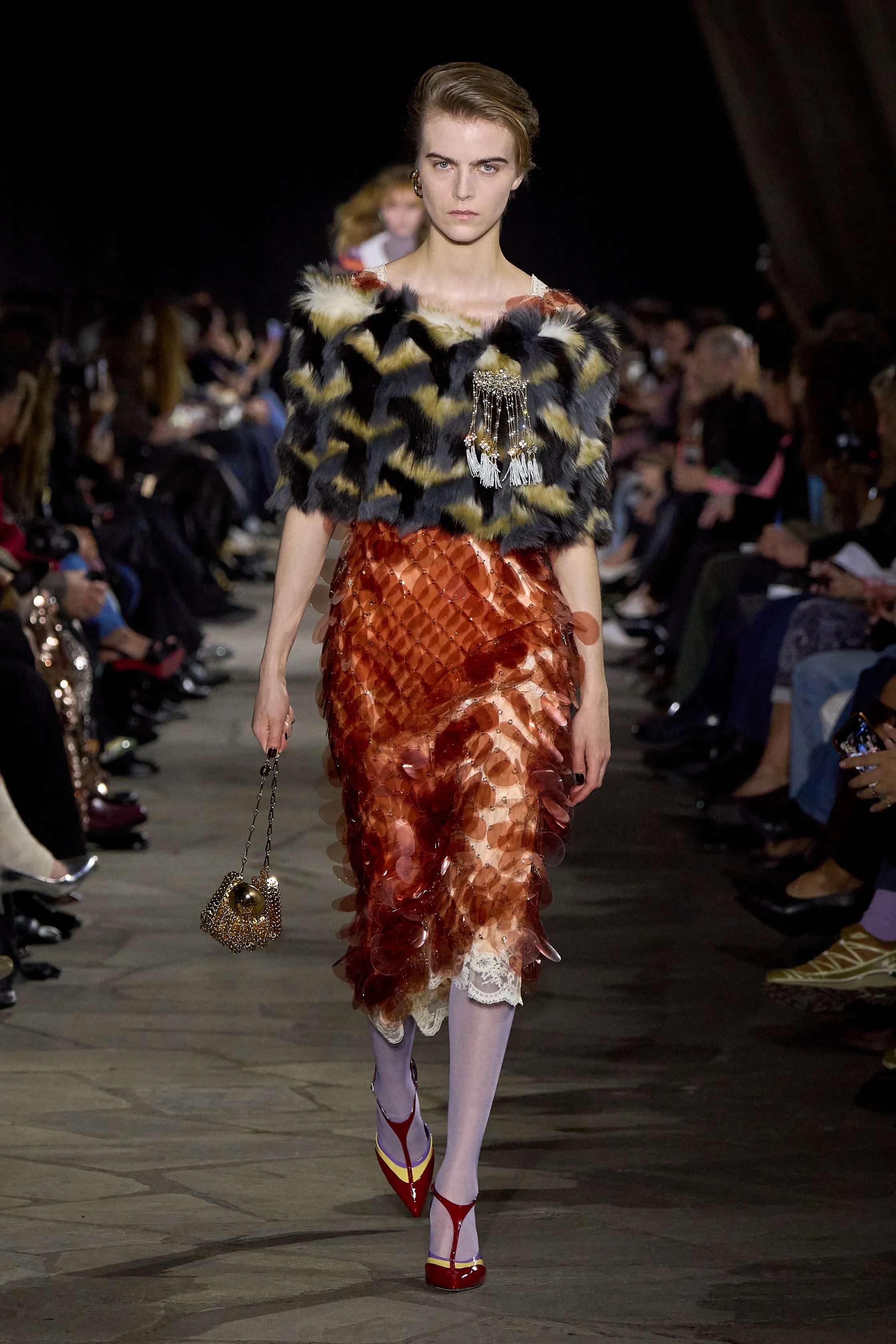 Жакет с акцентом на талии и одеяла вместо пальто. Тренды Недели моды в Париже осень-зима 2026 (фото 73)