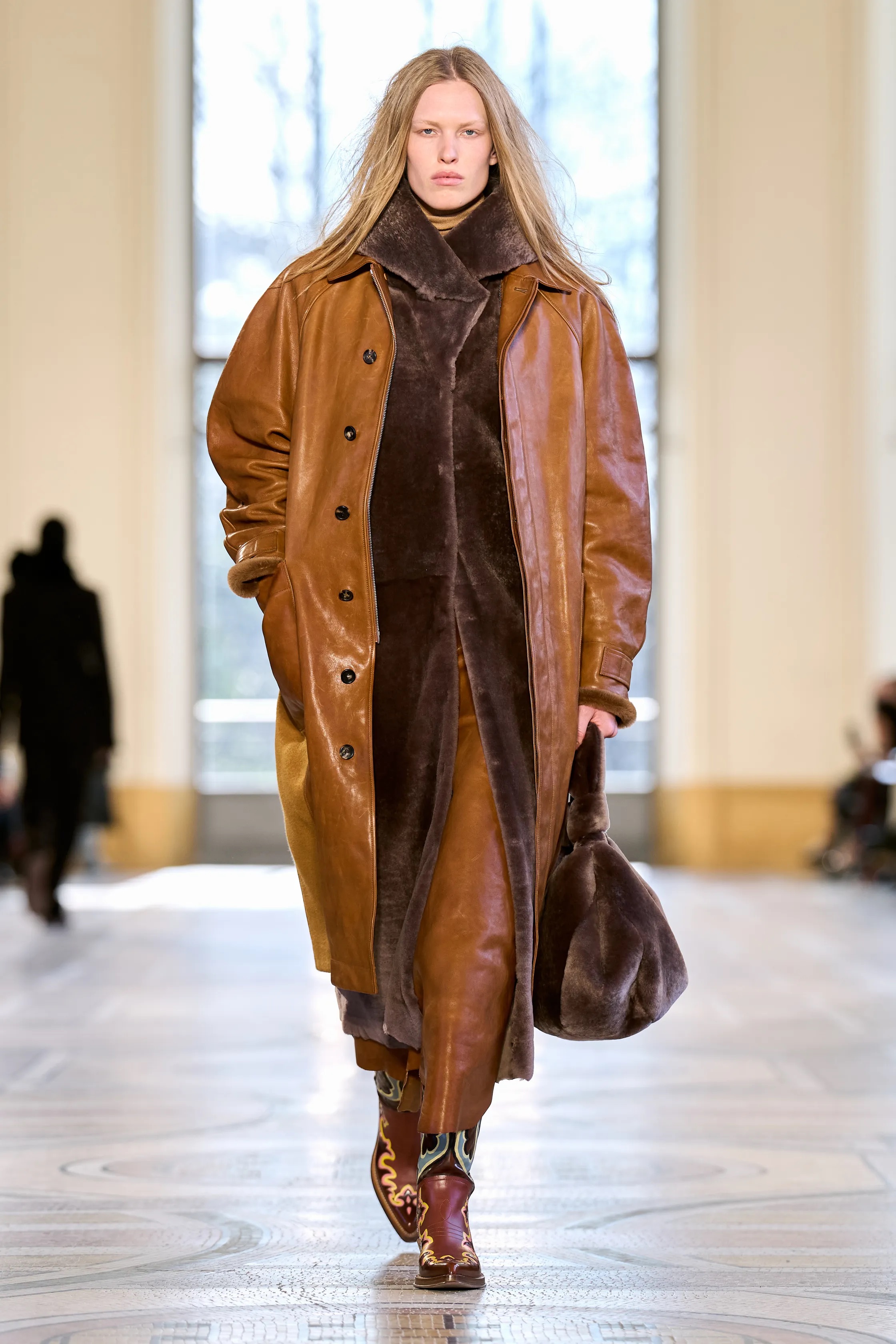 Жакет с акцентом на талии и одеяла вместо пальто. Тренды Недели моды в Париже осень-зима 2026 (фото 74)