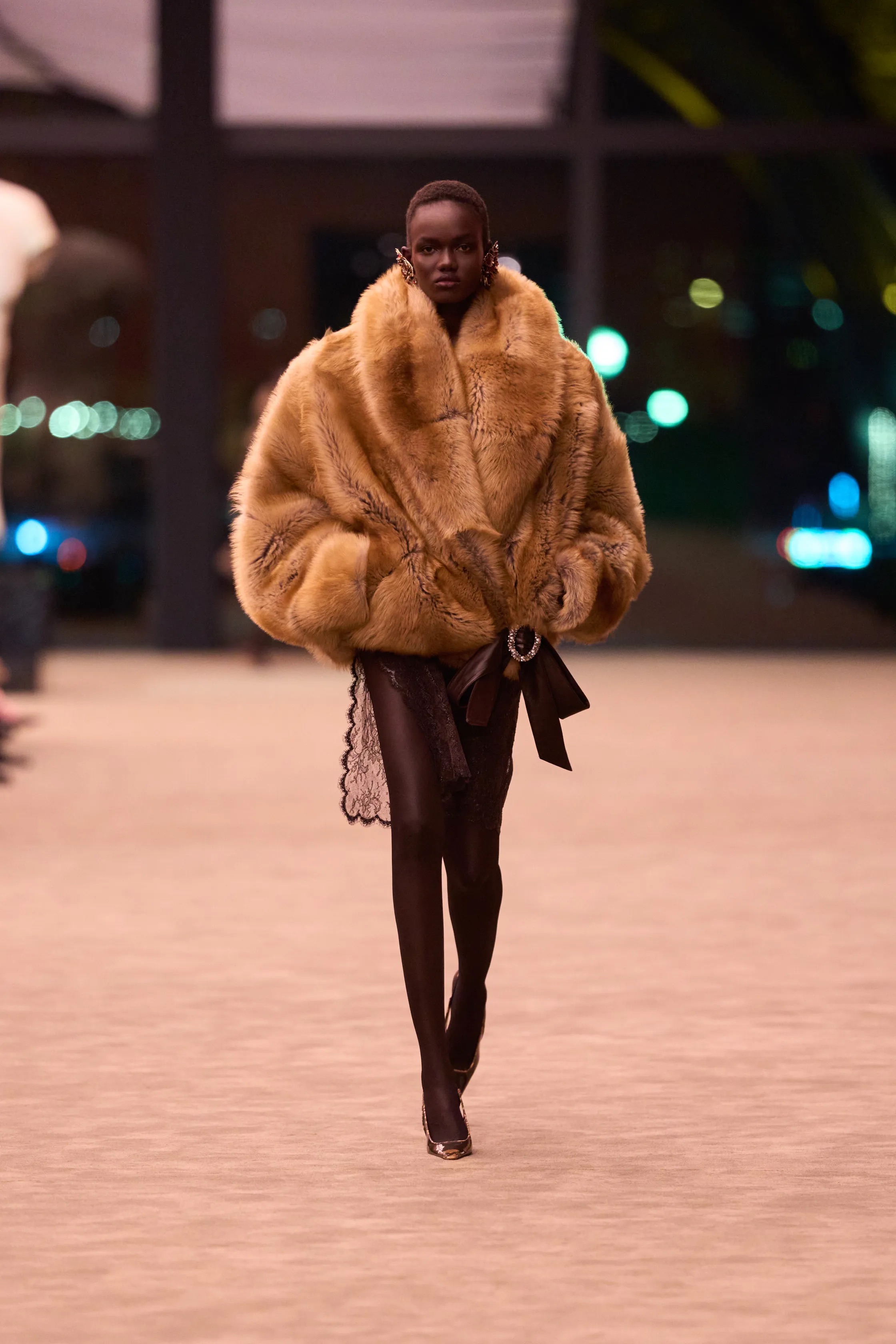 Жакет с акцентом на талии и одеяла вместо пальто. Тренды Недели моды в Париже осень-зима 2026 (фото 71)