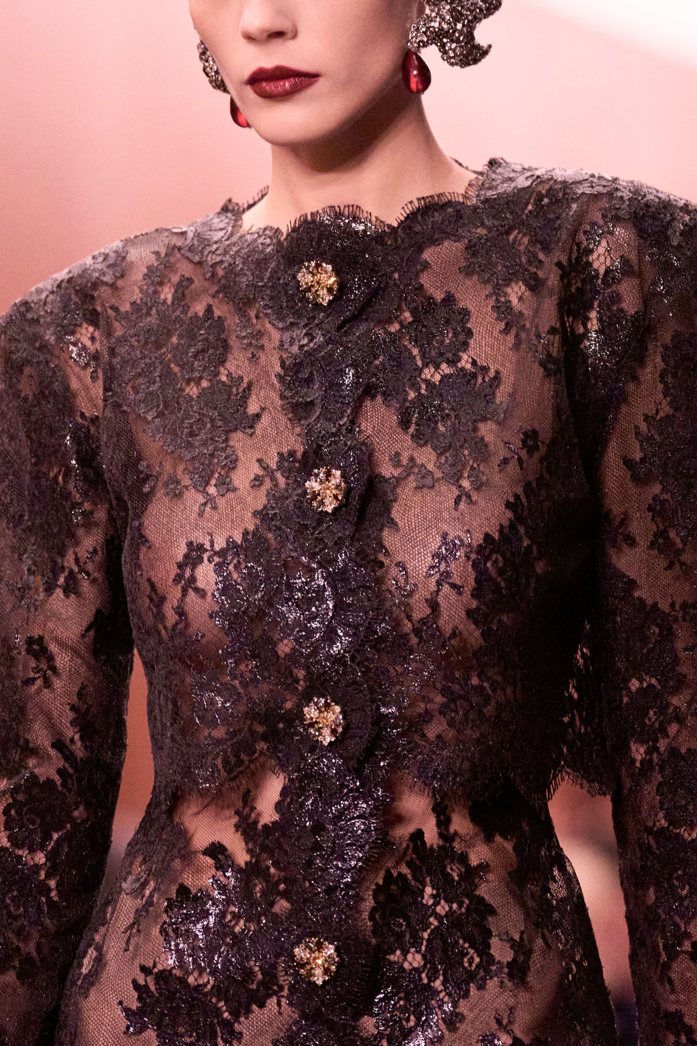 Жакет с акцентом на талии и одеяла вместо пальто. Тренды Недели моды в Париже осень-зима 2026 (фото 79)