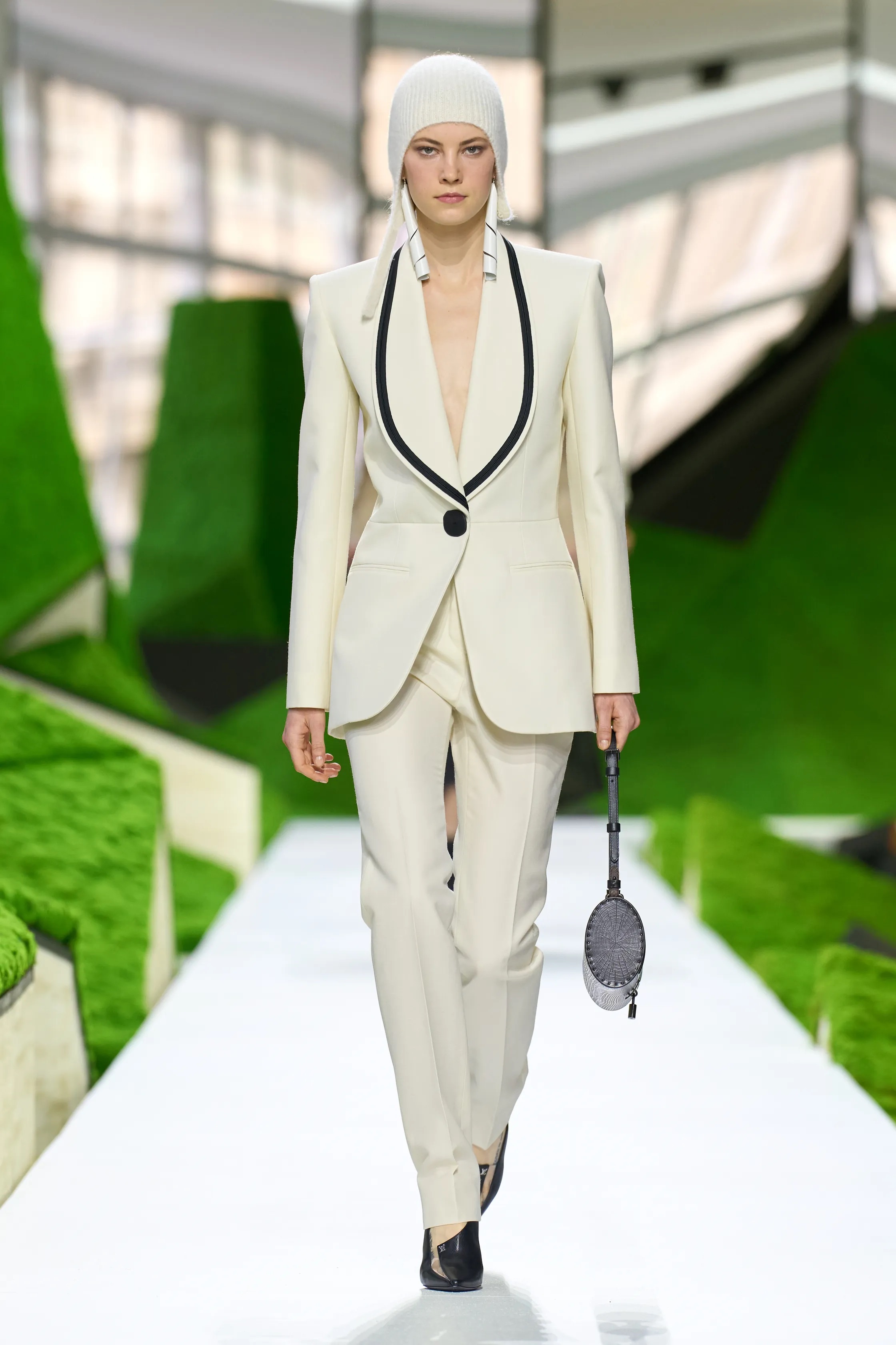 Жакет с акцентом на талии и одеяла вместо пальто. Тренды Недели моды в Париже осень-зима 2026 (фото 82)