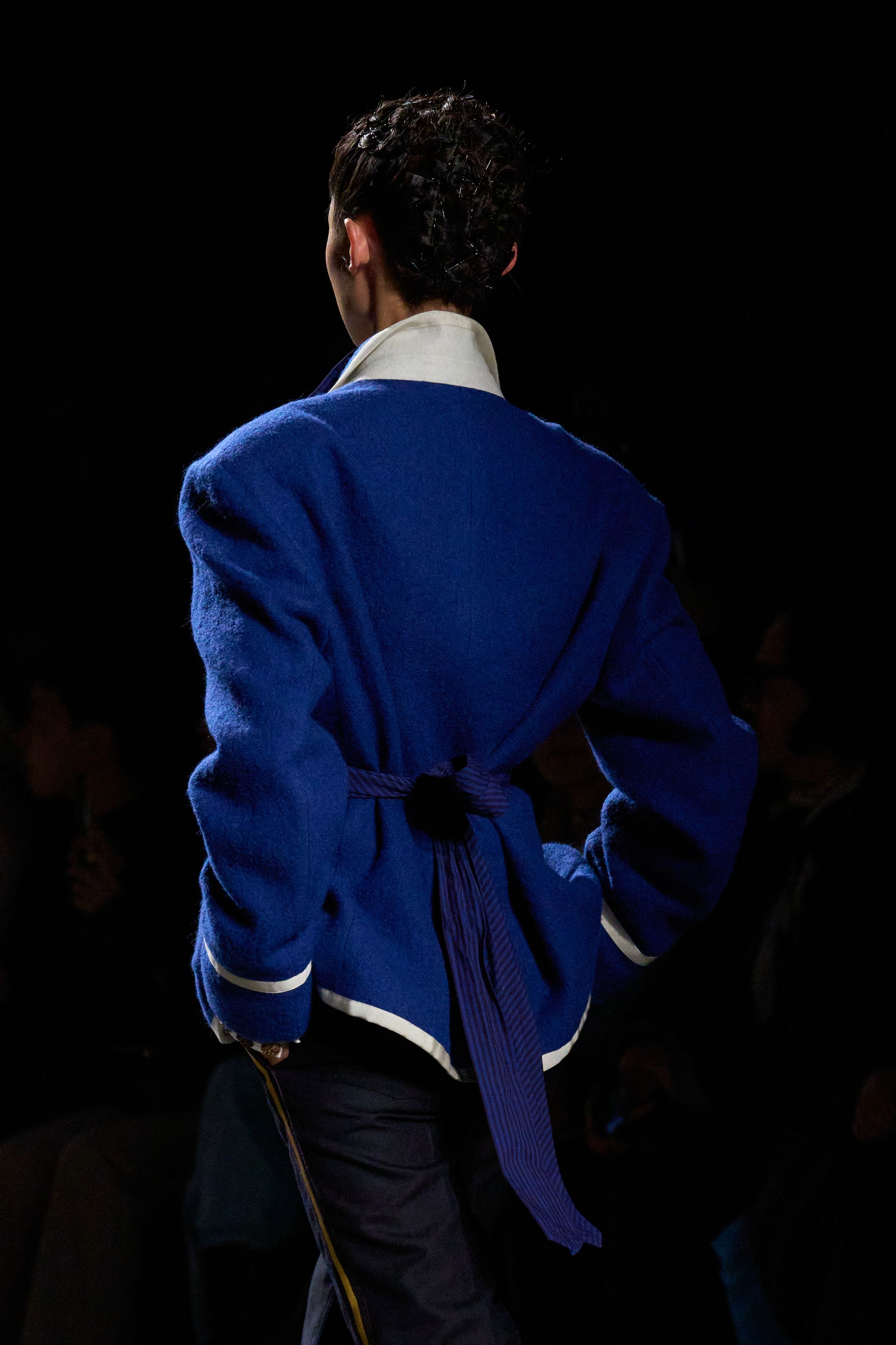 Жакет с акцентом на талии и одеяла вместо пальто. Тренды Недели моды в Париже осень-зима 2026 (фото 84)