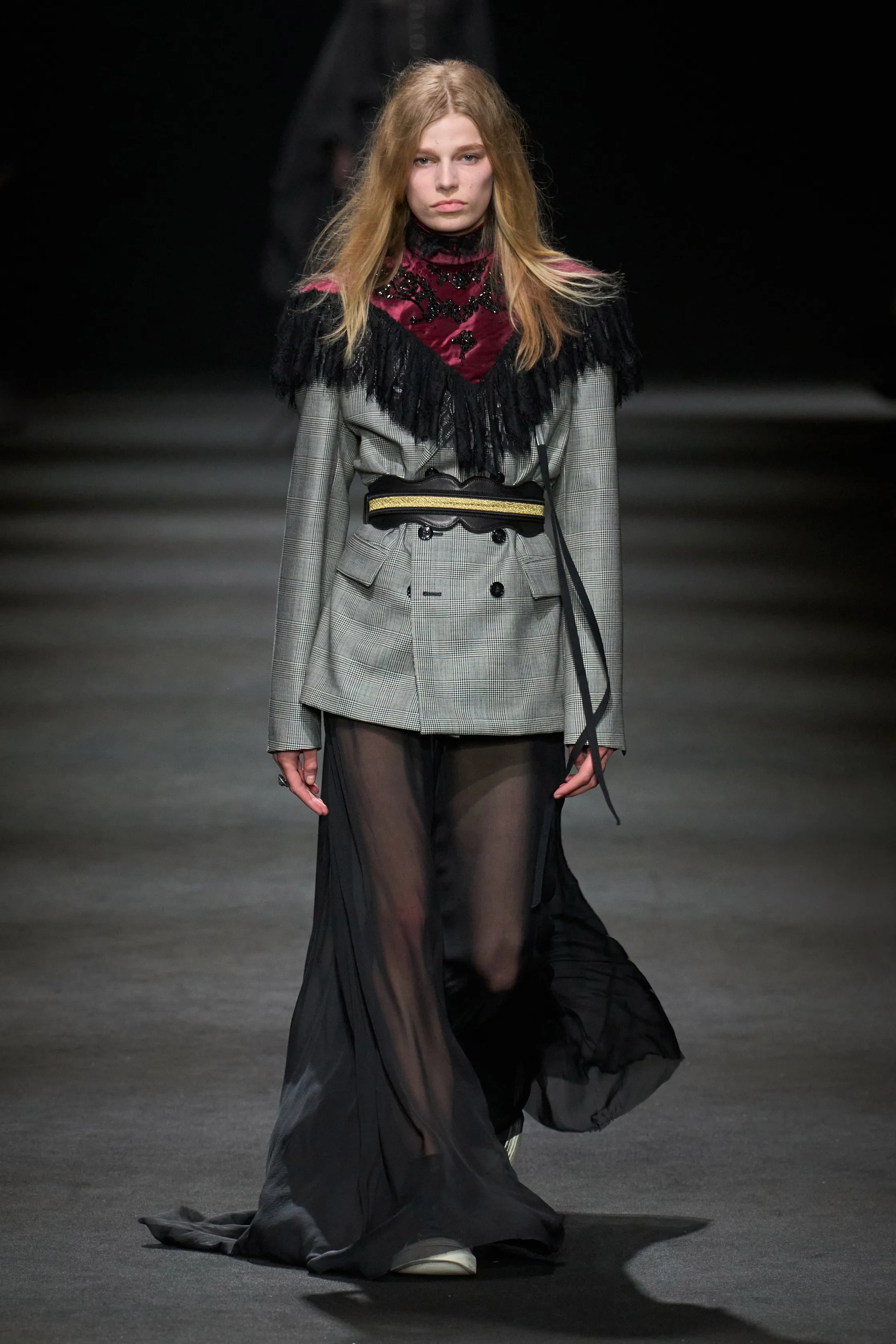 Жакет с акцентом на талии и одеяла вместо пальто. Тренды Недели моды в Париже осень-зима 2026 (фото 77)