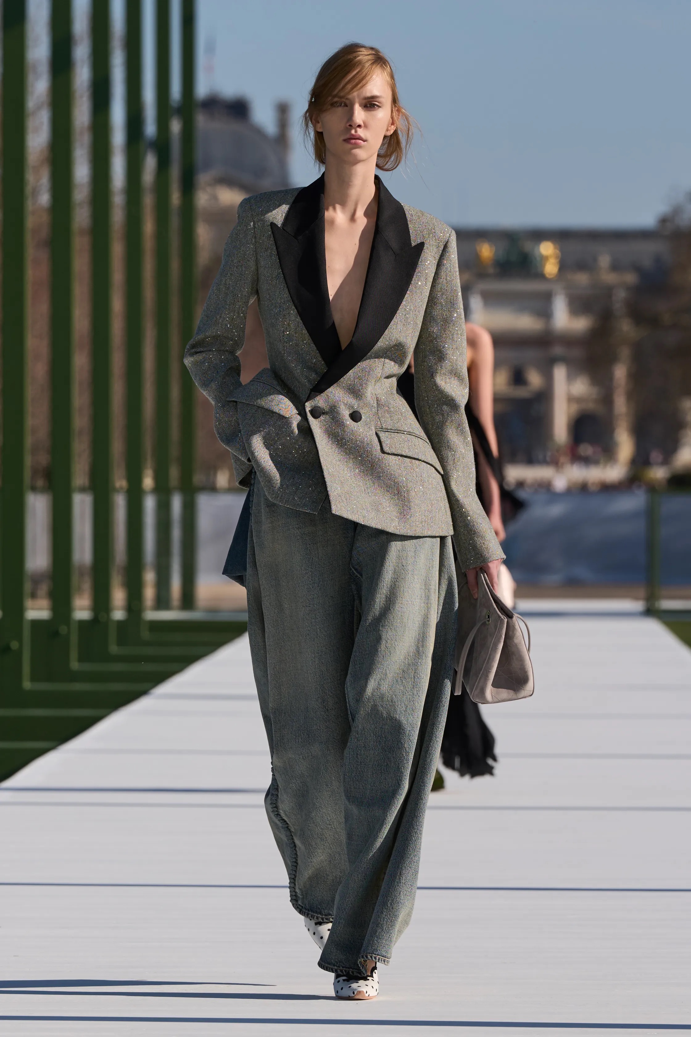 Жакет с акцентом на талии и одеяла вместо пальто. Тренды Недели моды в Париже осень-зима 2026 (фото 78)