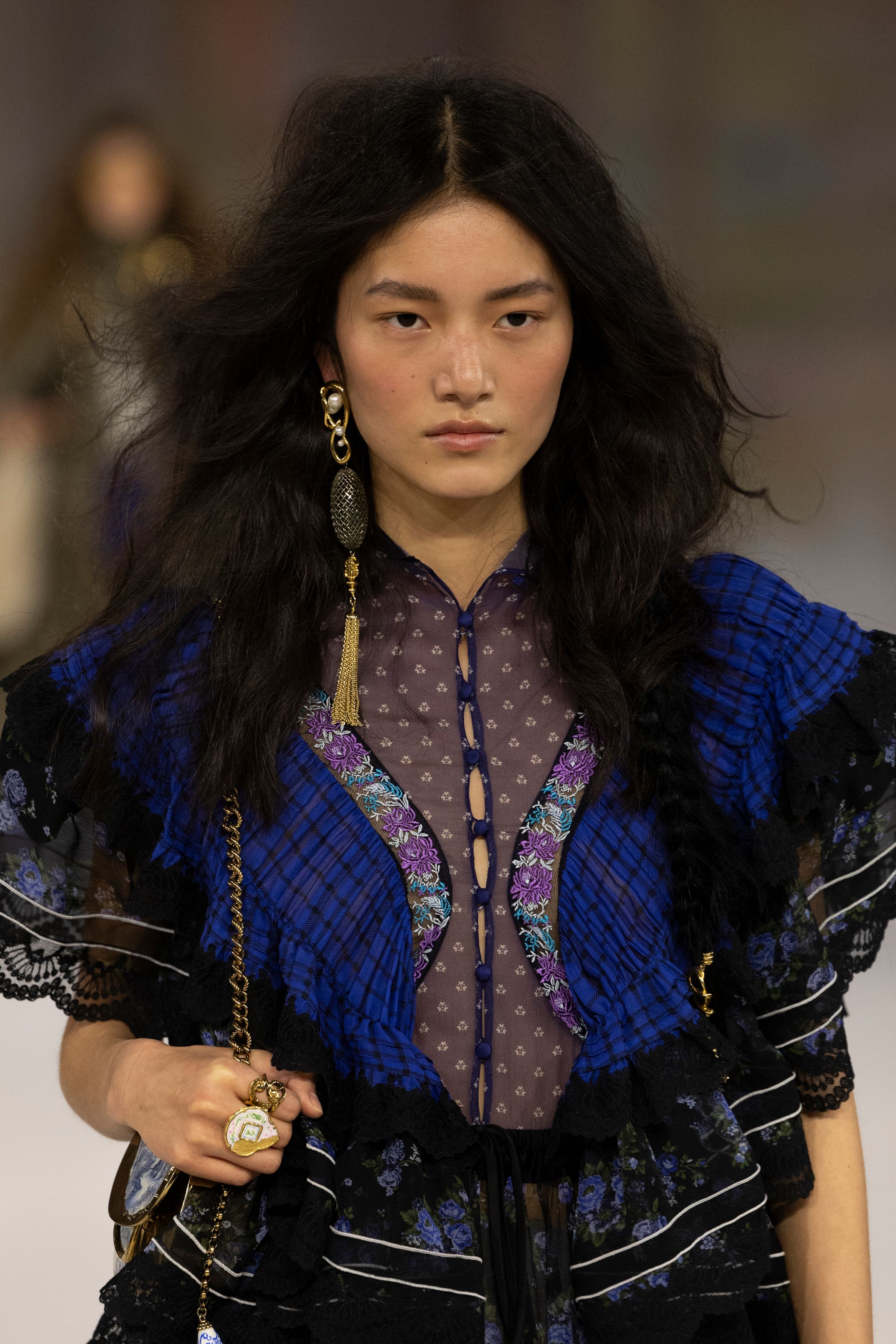 Жакет с акцентом на талии и одеяла вместо пальто. Тренды Недели моды в Париже осень-зима 2026 (фото 98)