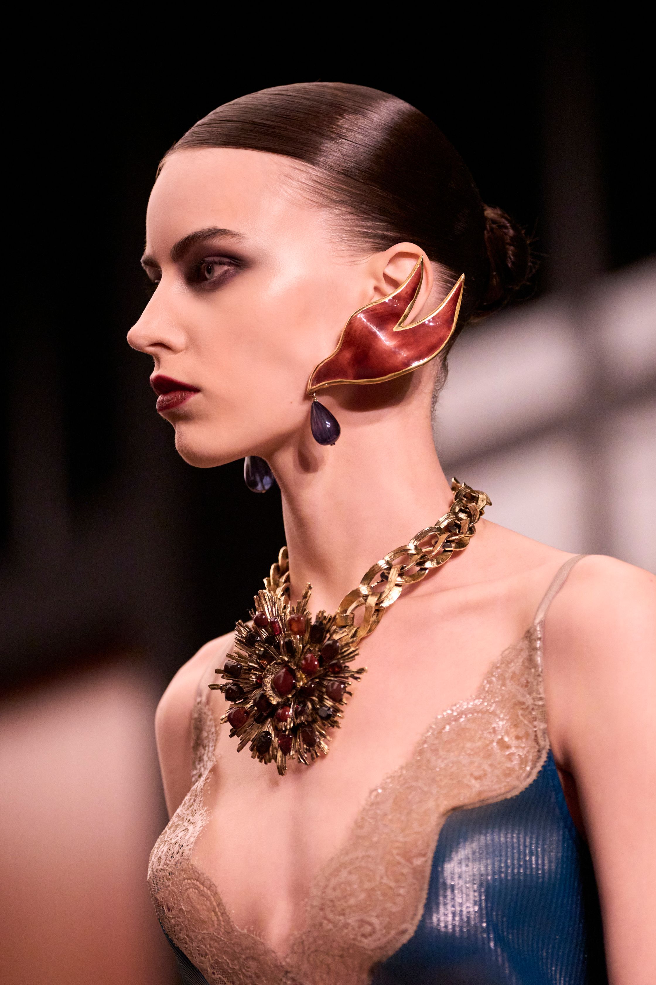 Жакет с акцентом на талии и одеяла вместо пальто. Тренды Недели моды в Париже осень-зима 2026 (фото 96)