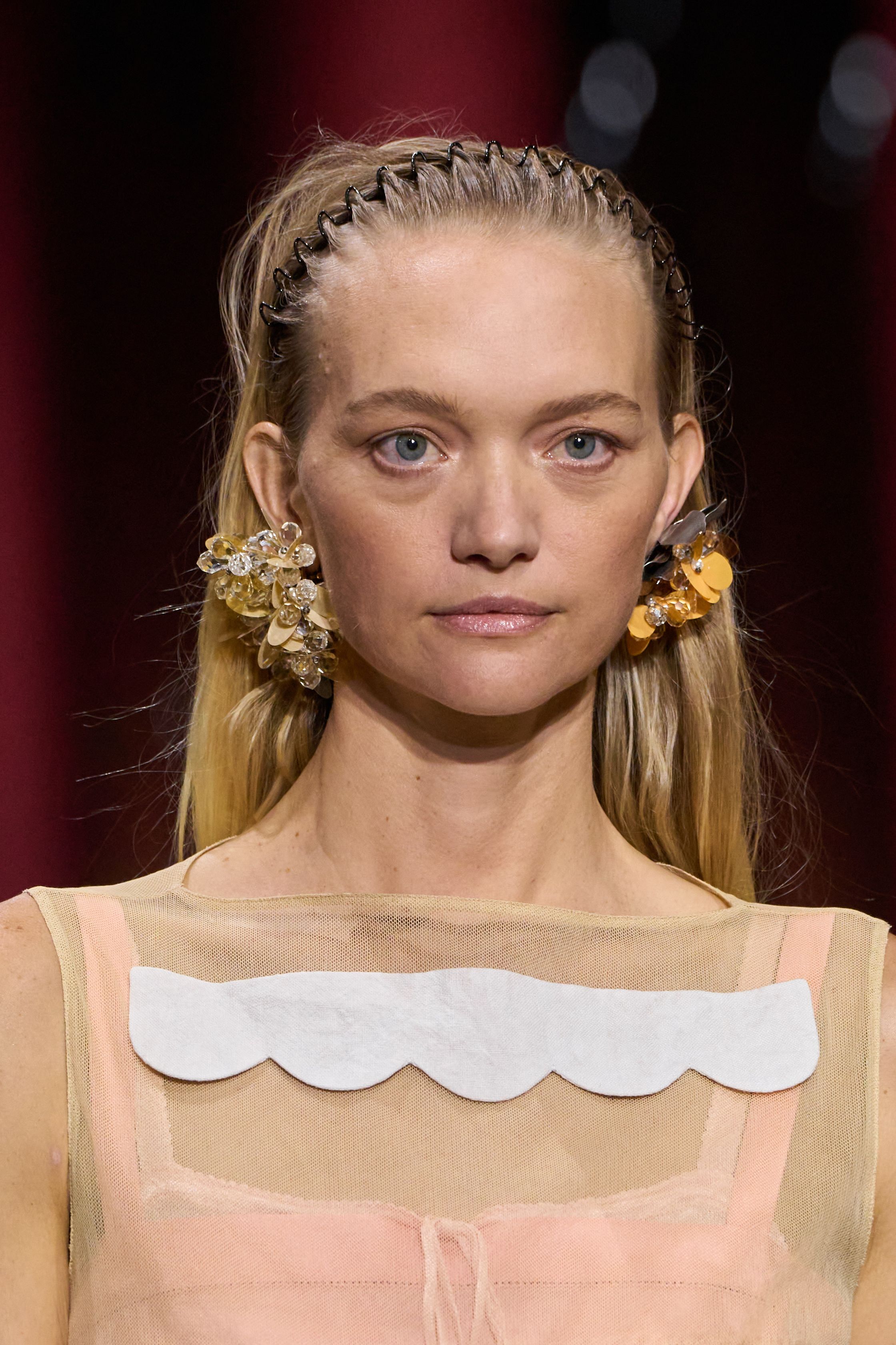 Жакет с акцентом на талии и одеяла вместо пальто. Тренды Недели моды в Париже осень-зима 2026 (фото 93)