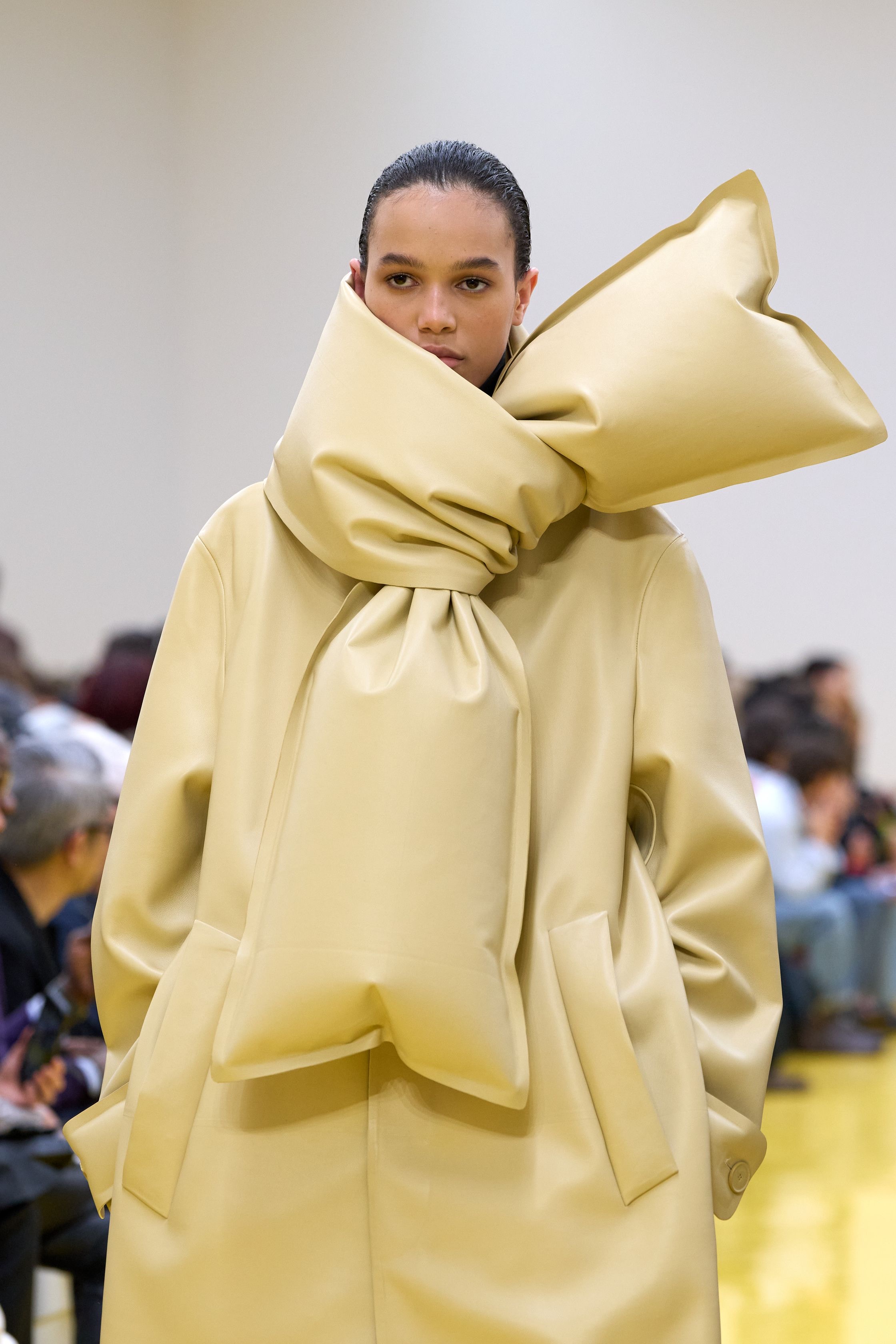 Жакет с акцентом на талии и одеяла вместо пальто. Тренды Недели моды в Париже осень-зима 2026 (фото 102)