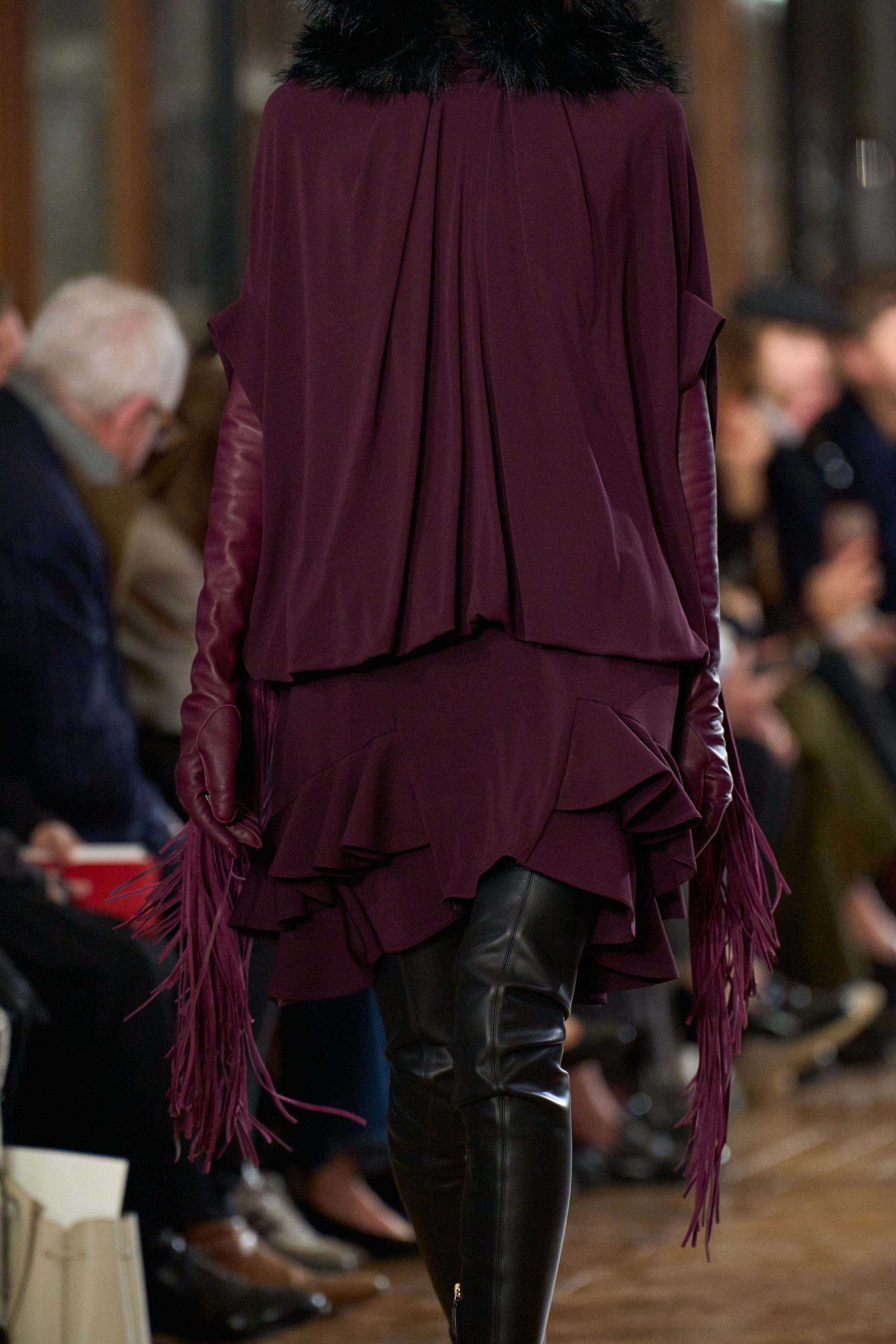 Жакет с акцентом на талии и одеяла вместо пальто. Тренды Недели моды в Париже осень-зима 2026 (фото 109)