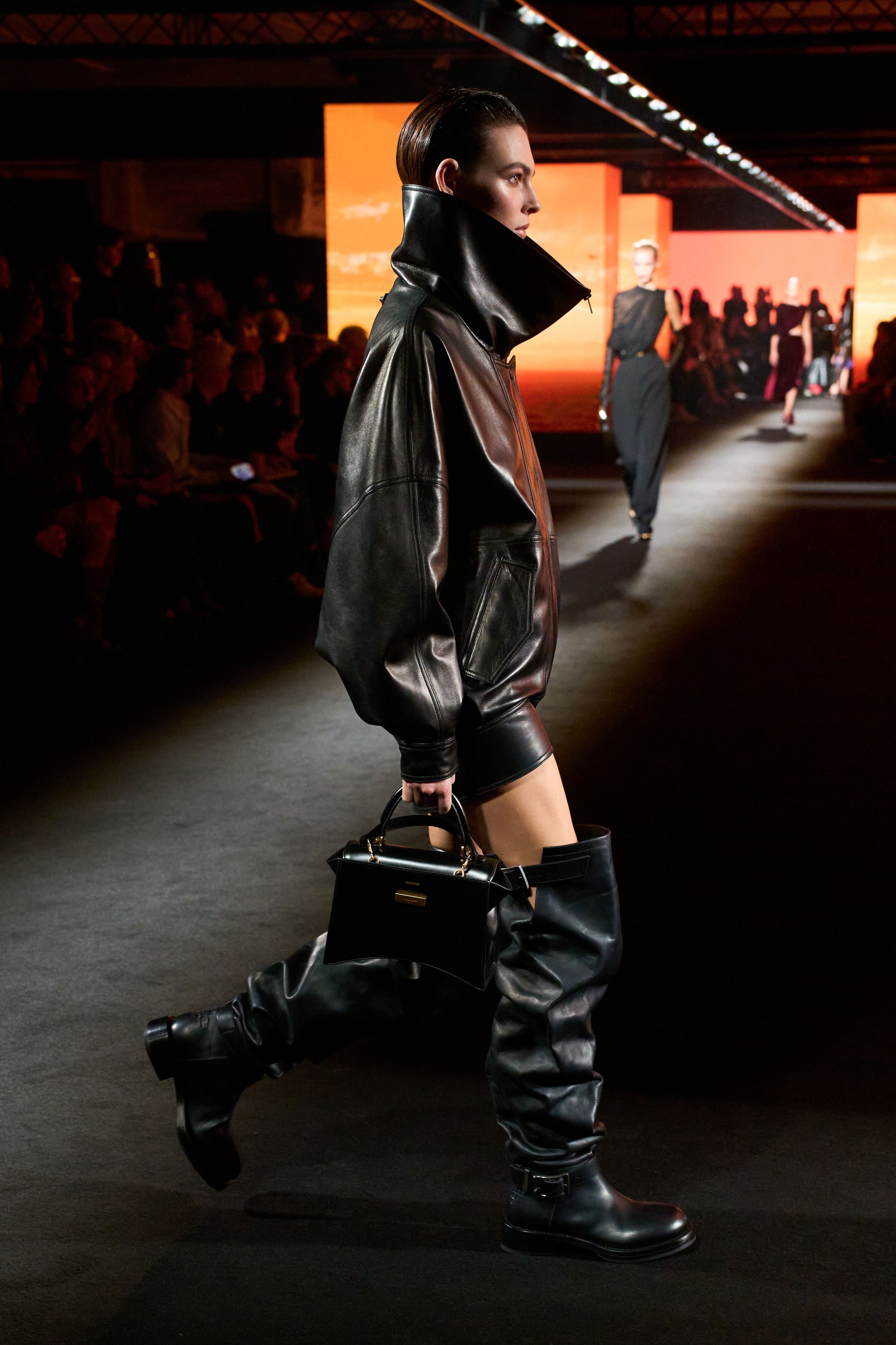 Жакет с акцентом на талии и одеяла вместо пальто. Тренды Недели моды в Париже осень-зима 2026 (фото 108)