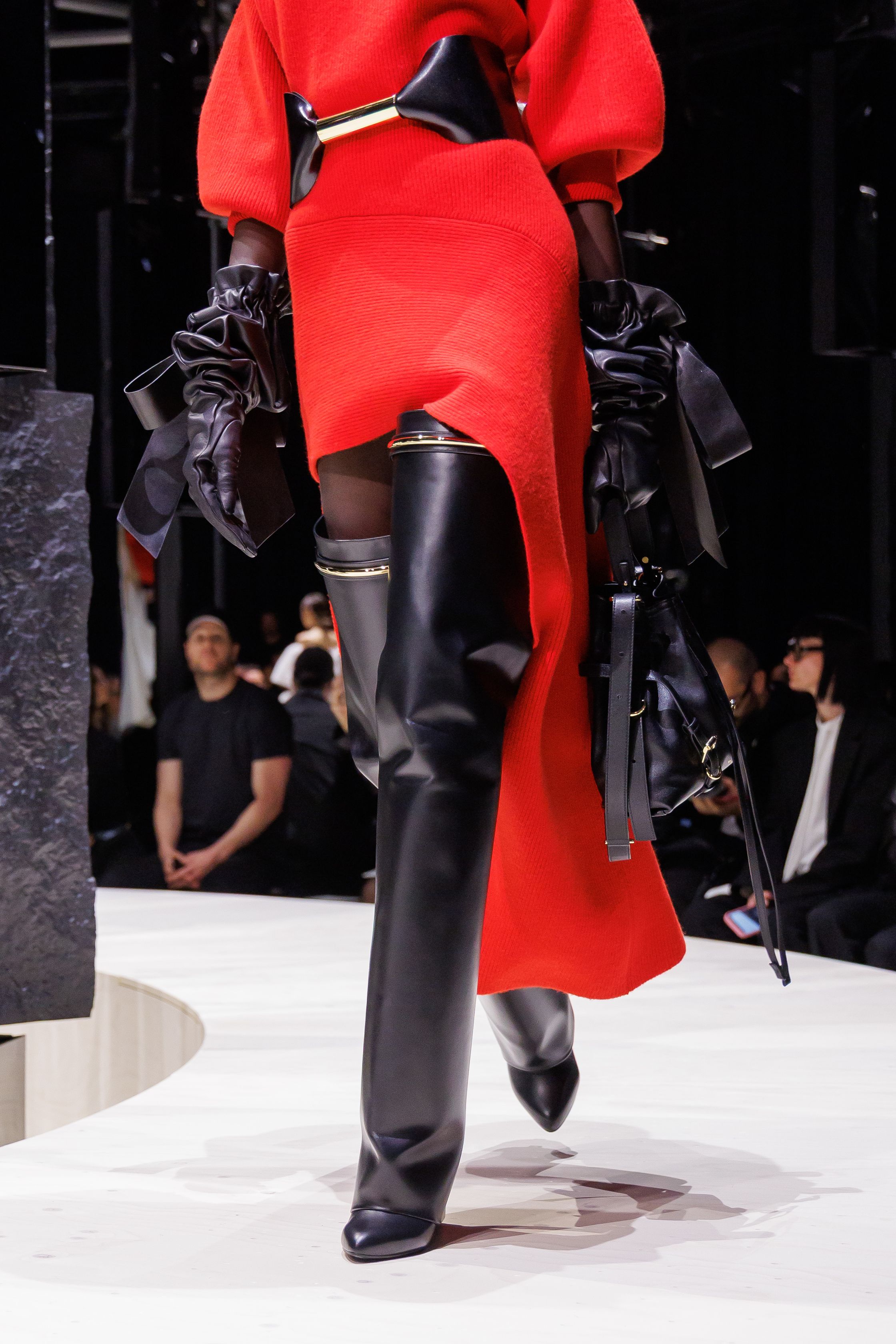 Жакет с акцентом на талии и одеяла вместо пальто. Тренды Недели моды в Париже осень-зима 2026 (фото 106)