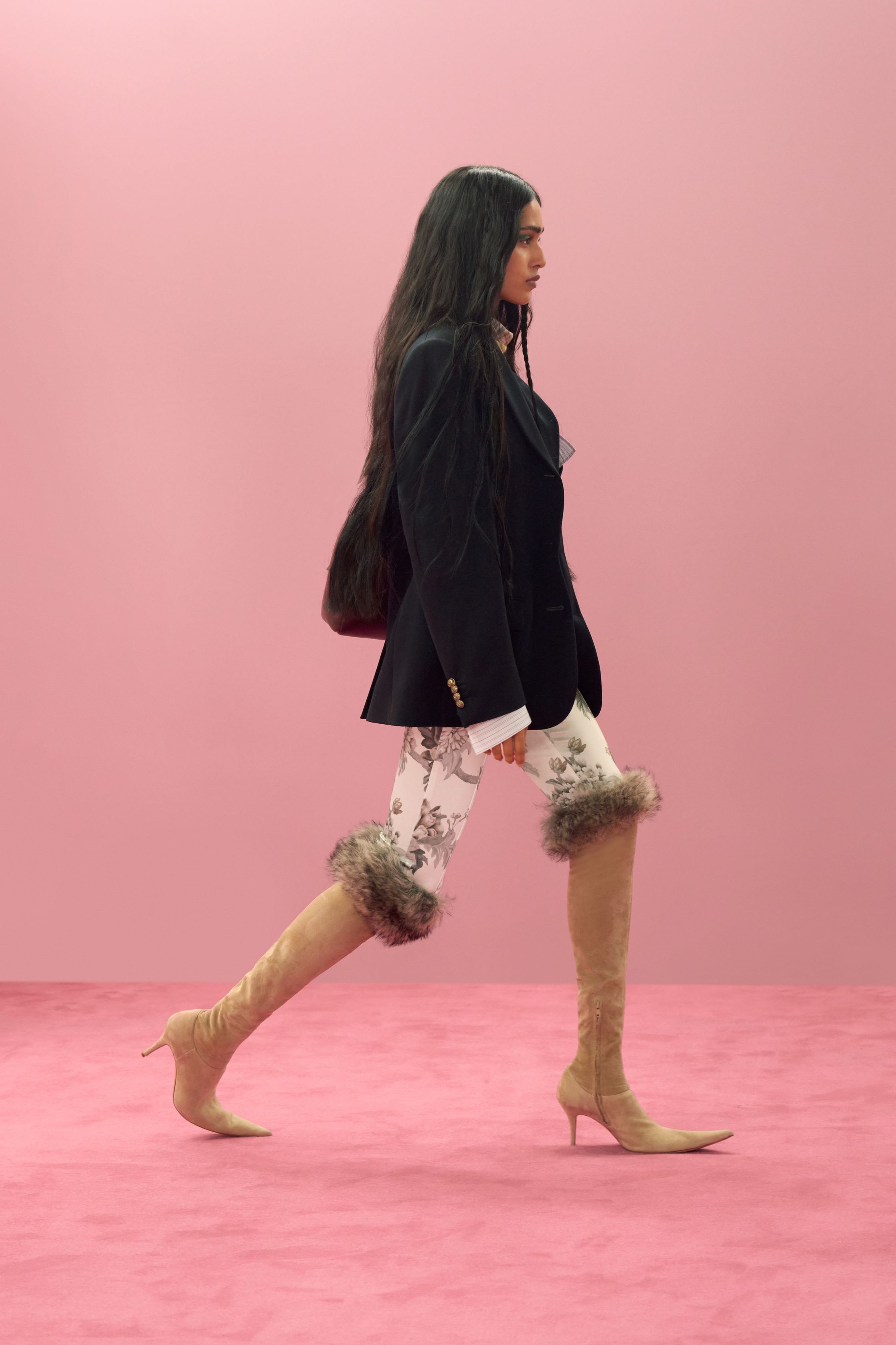 Жакет с акцентом на талии и одеяла вместо пальто. Тренды Недели моды в Париже осень-зима 2026 (фото 104)