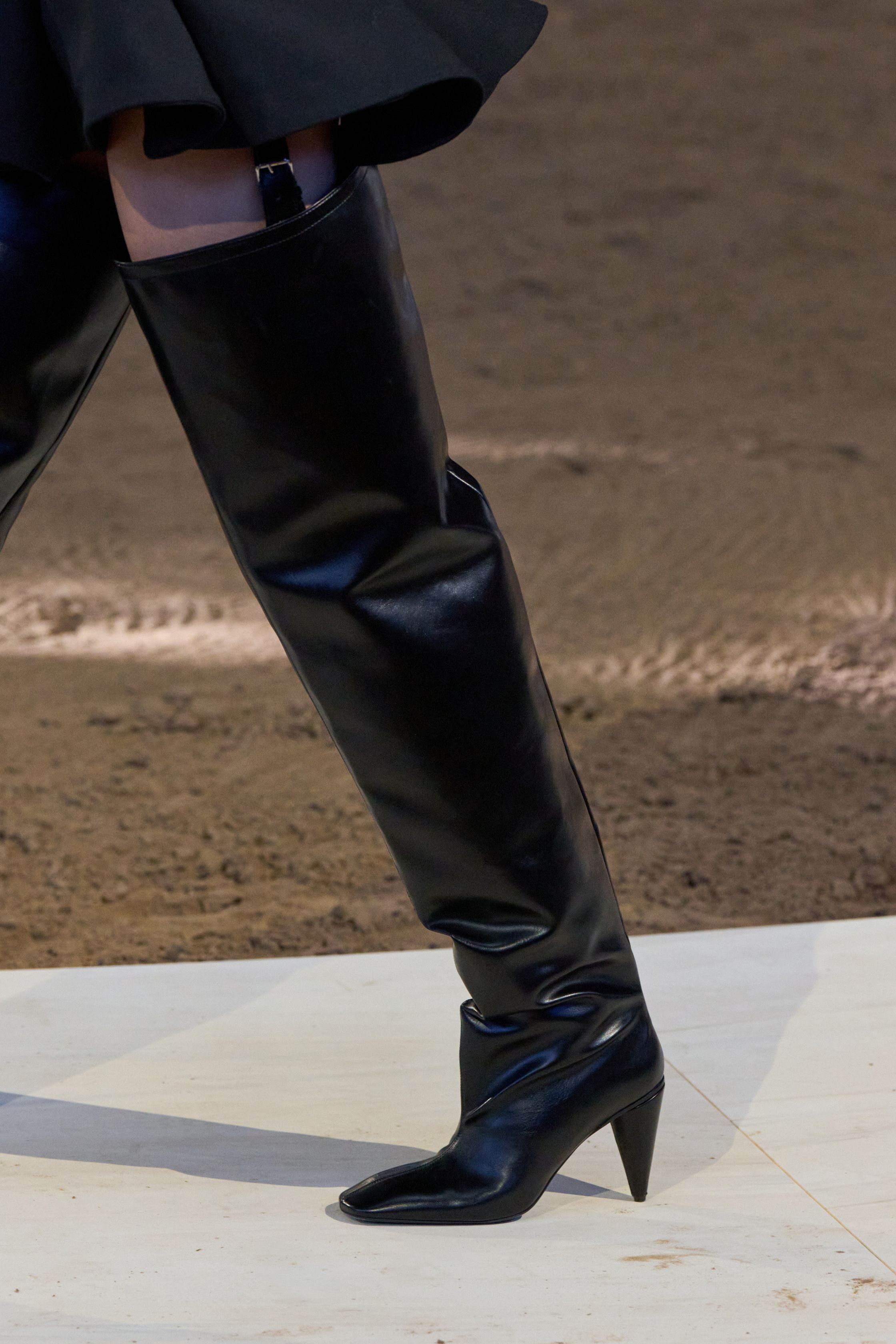 Жакет с акцентом на талии и одеяла вместо пальто. Тренды Недели моды в Париже осень-зима 2026 (фото 105)